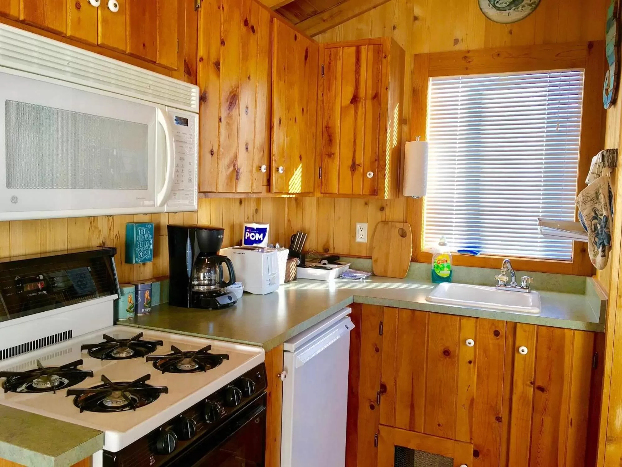 Kitchen/Kitchenette in Driftwood Inn