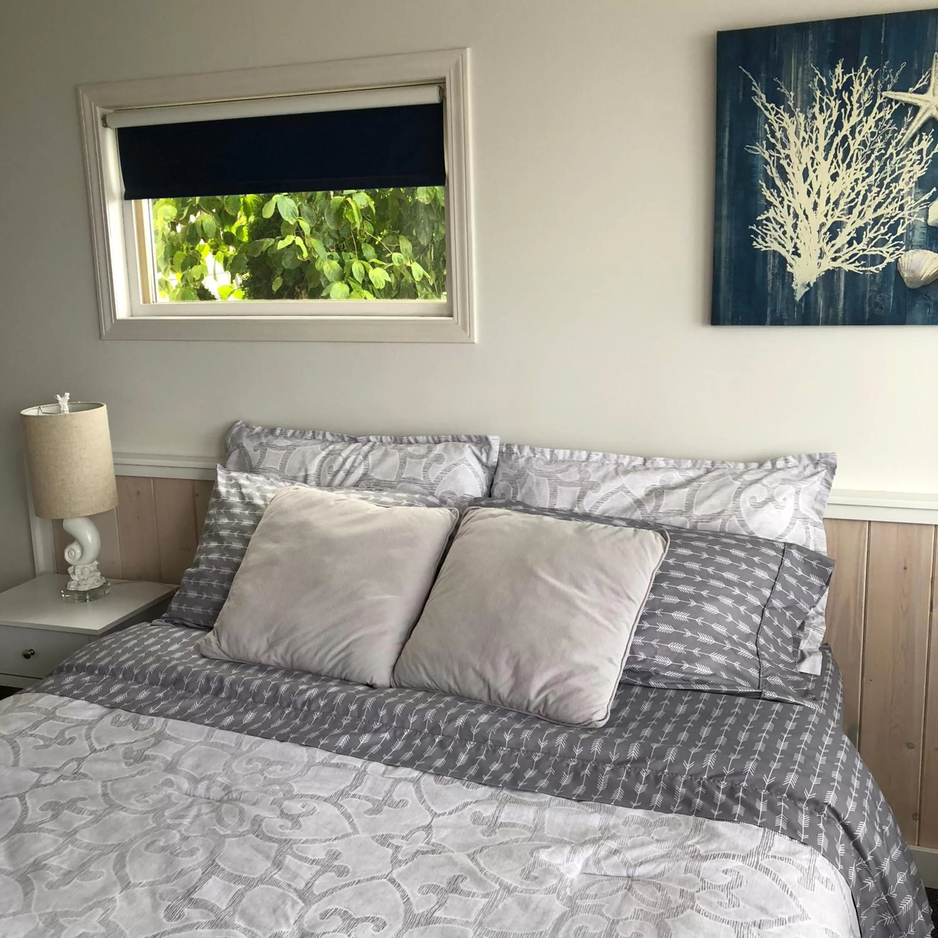 Bed, Seating Area in Qualicum Breeze Beach Resort