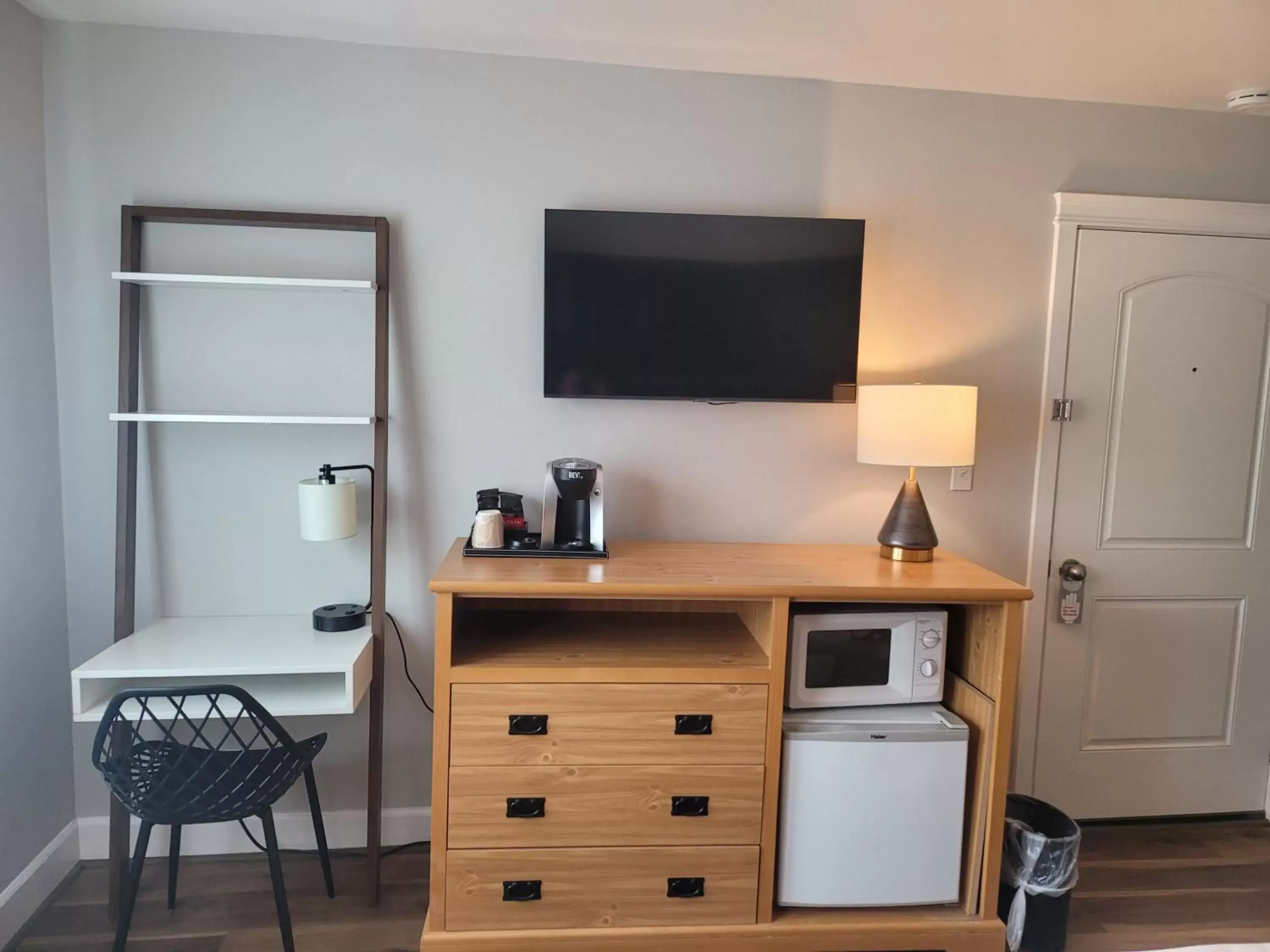 Bedroom, TV/Entertainment Center in Bridge Street Inn