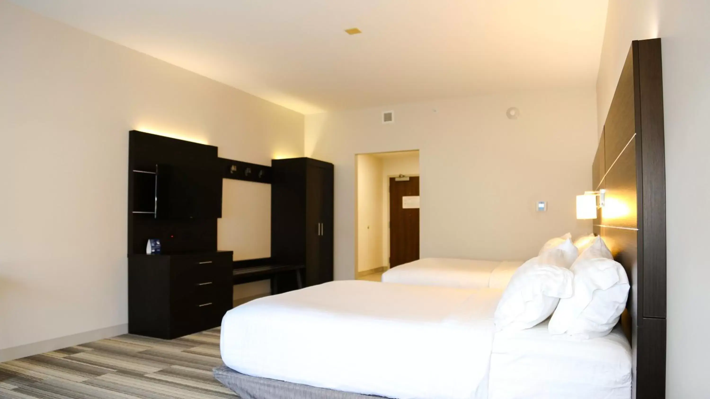 Photo of the whole room, Bed in Holiday Inn Express & Suites Kingston-Ulster, an IHG Hotel