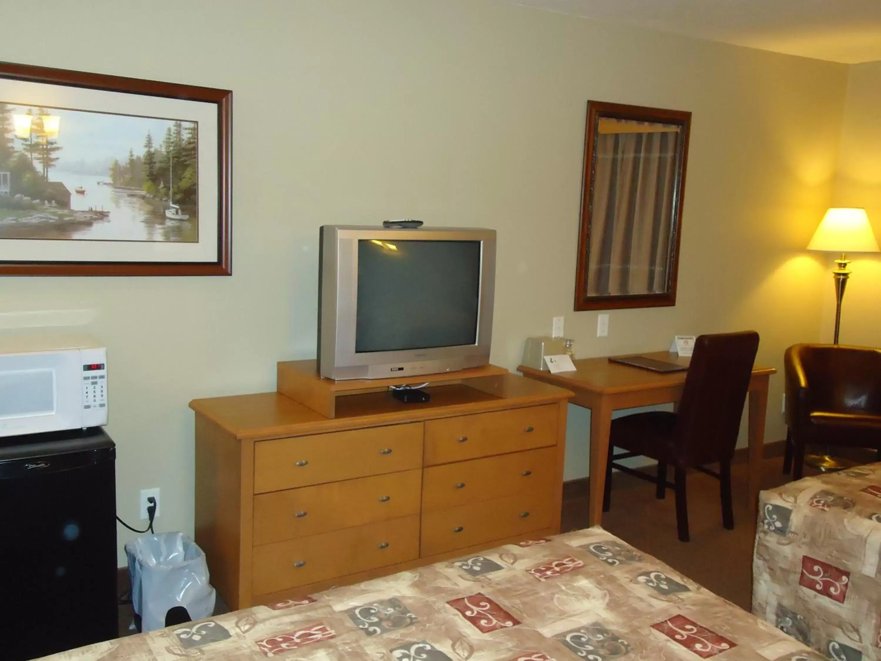 TV and multimedia, TV/Entertainment Center in Auberge Bouctouche Inn & Suites
