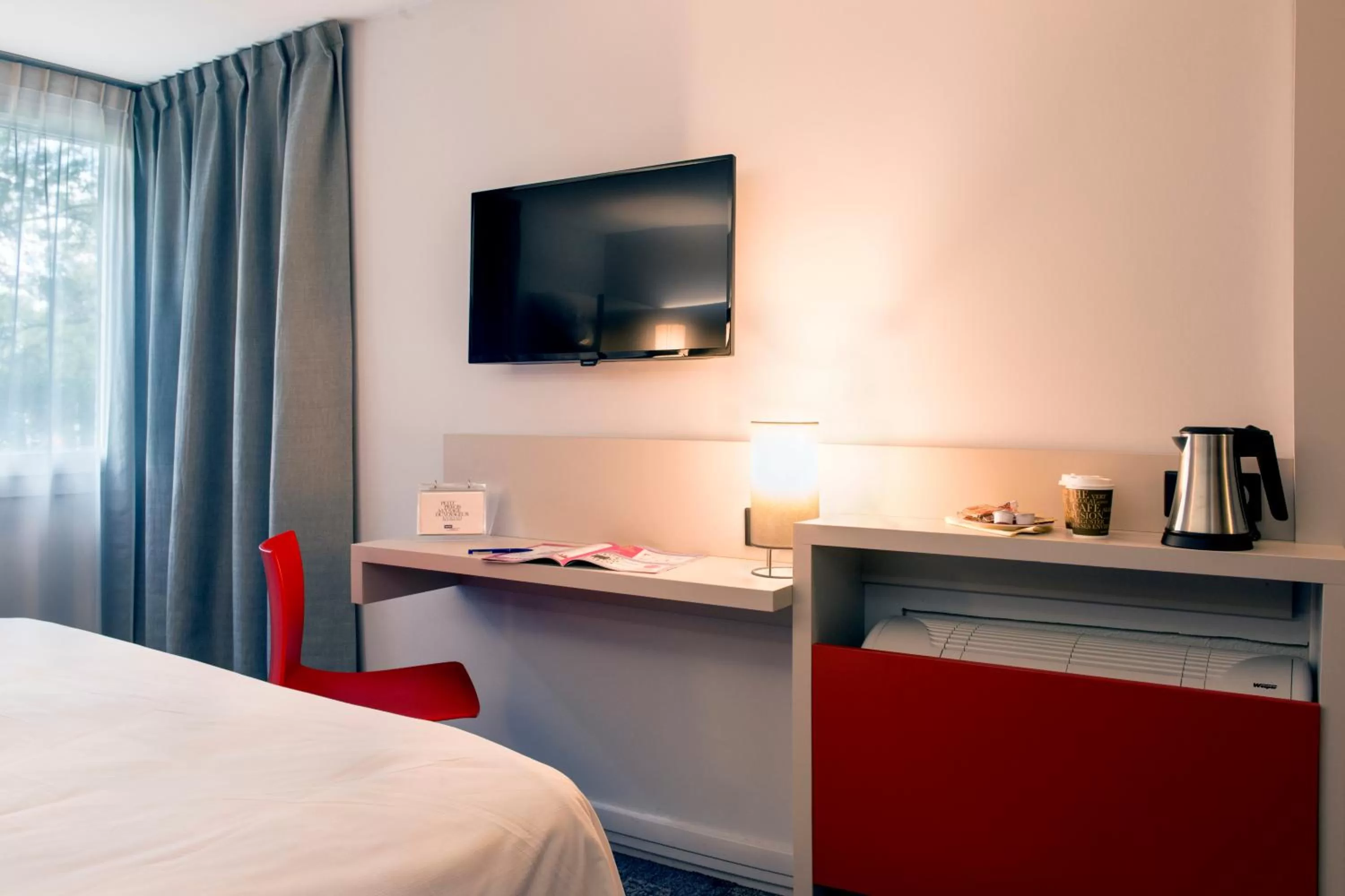 Photo of the whole room, Bed in L'hôtel by JOA de Saint-Paul-Lès-Dax