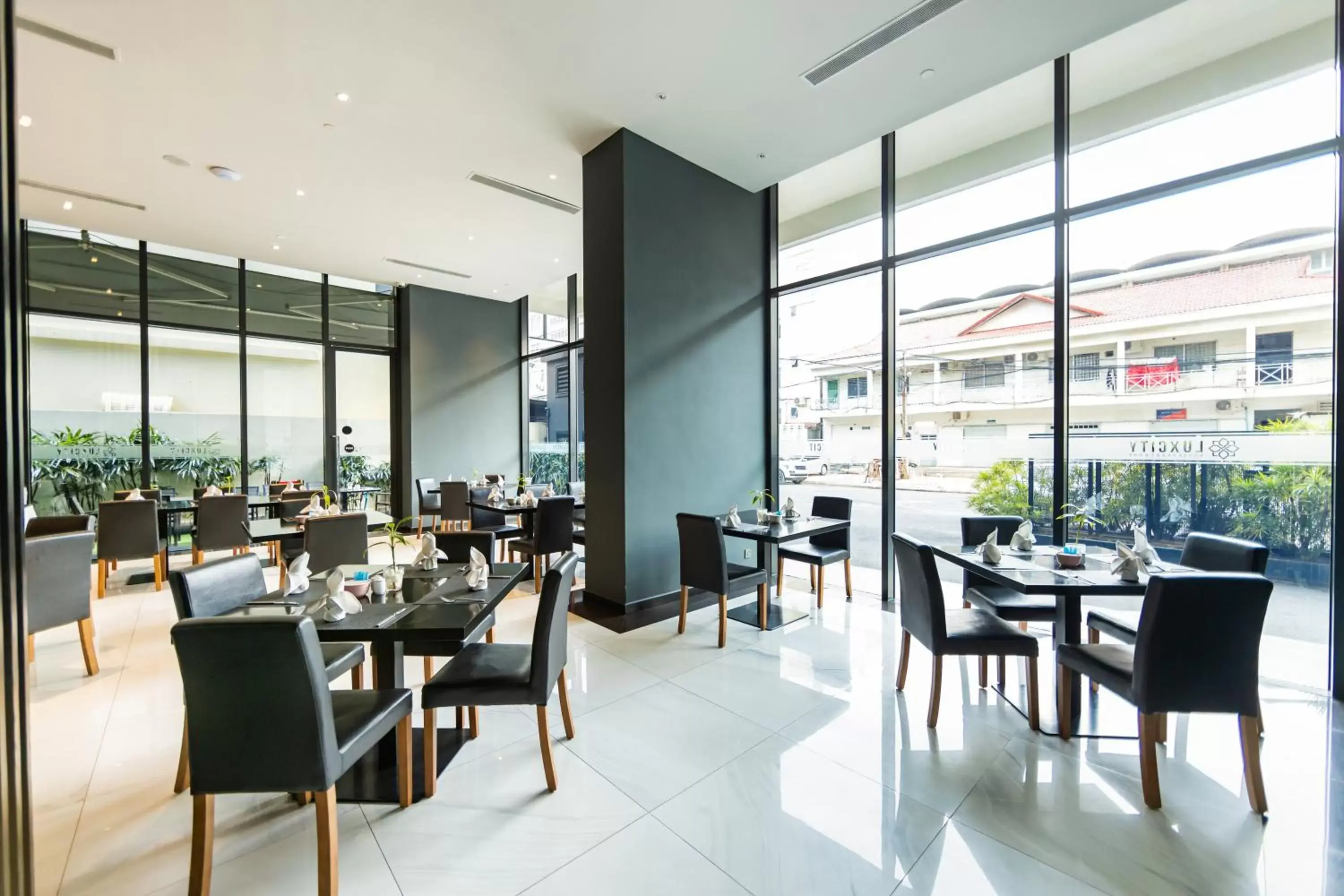 Restaurant/Places to Eat in Luxcity Hotel & Apartment