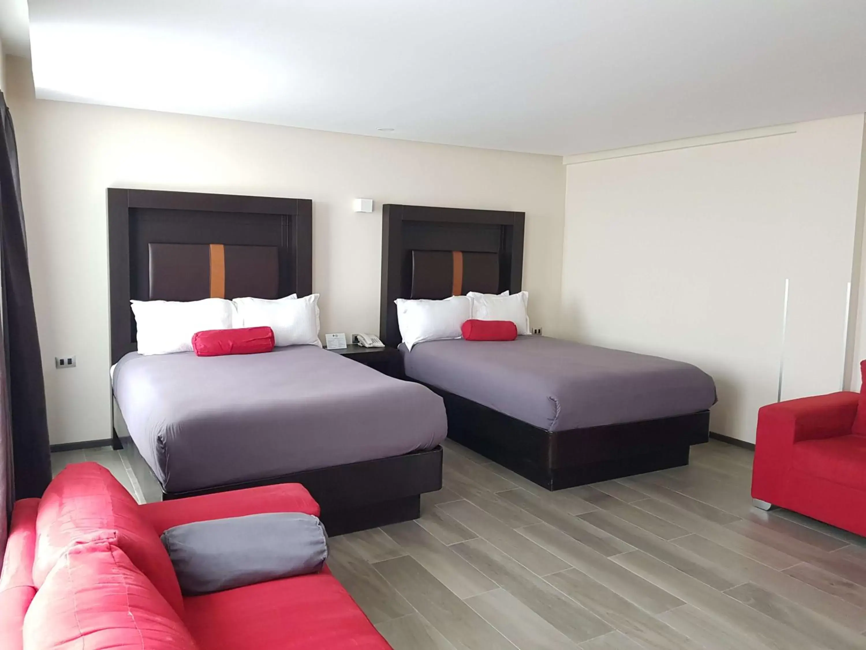 Photo of the whole room, Bed in Best Western Plus Metepec & Suites