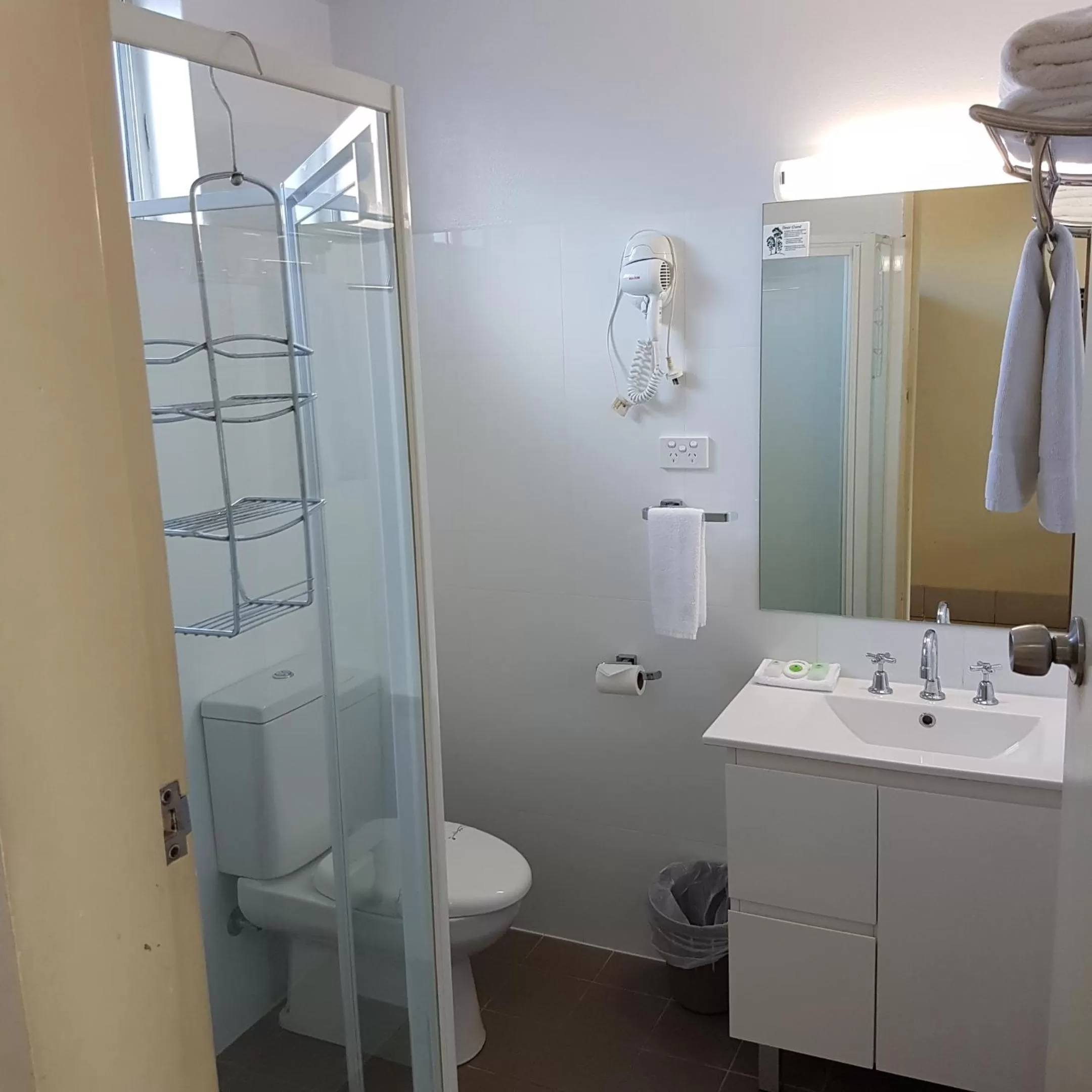 Bathroom in Chelsea Motor Inn