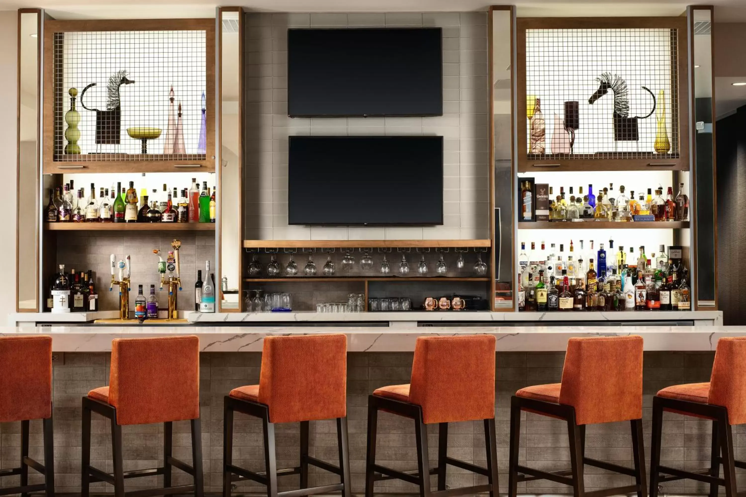 Lounge or bar, Lounge/Bar in Crowne Plaza Dallas Market Center, an IHG Hotel