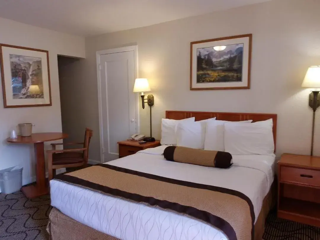 Bed in Nevada City Inn