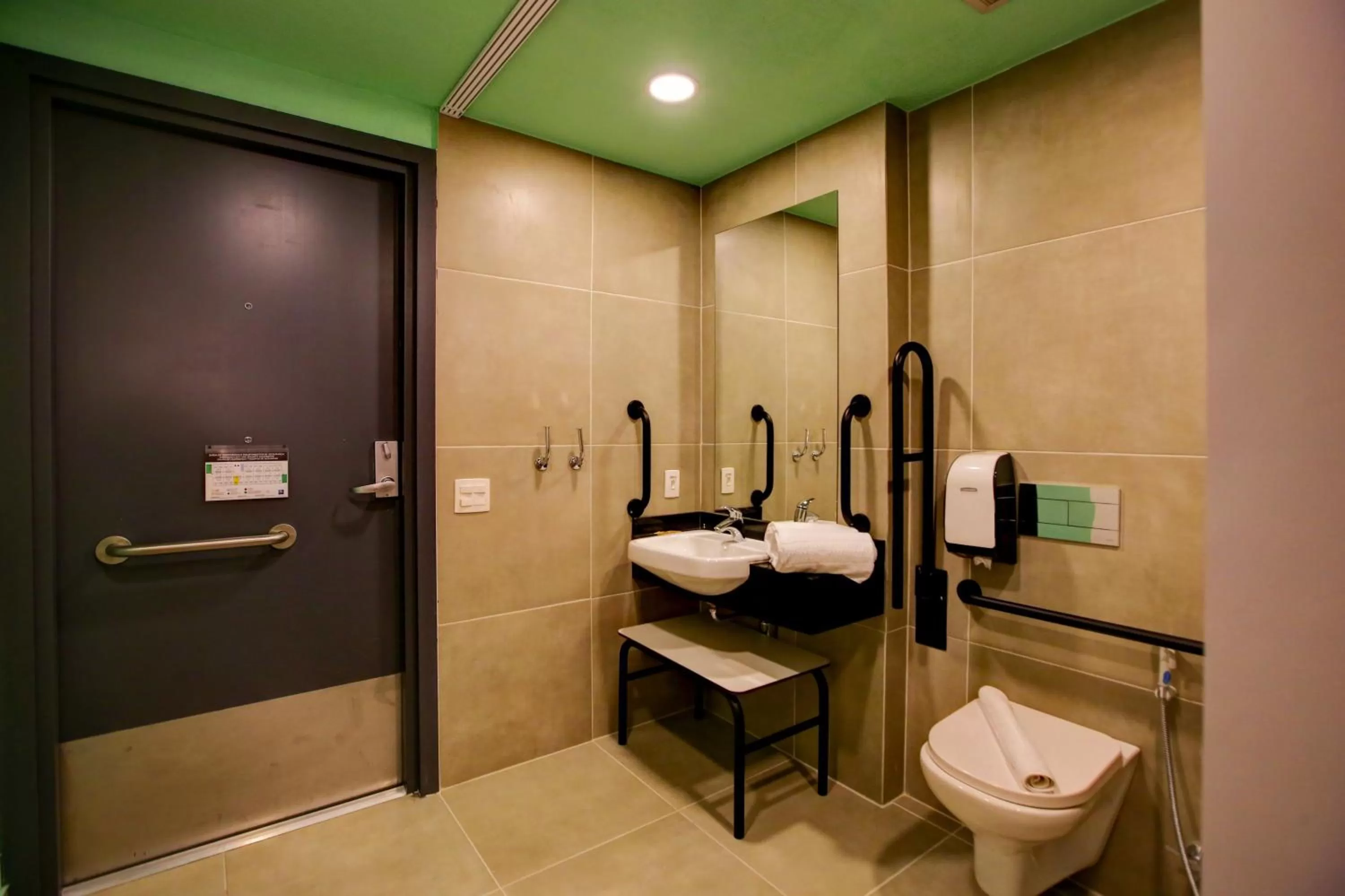 Toilet in ibis budget Tambore