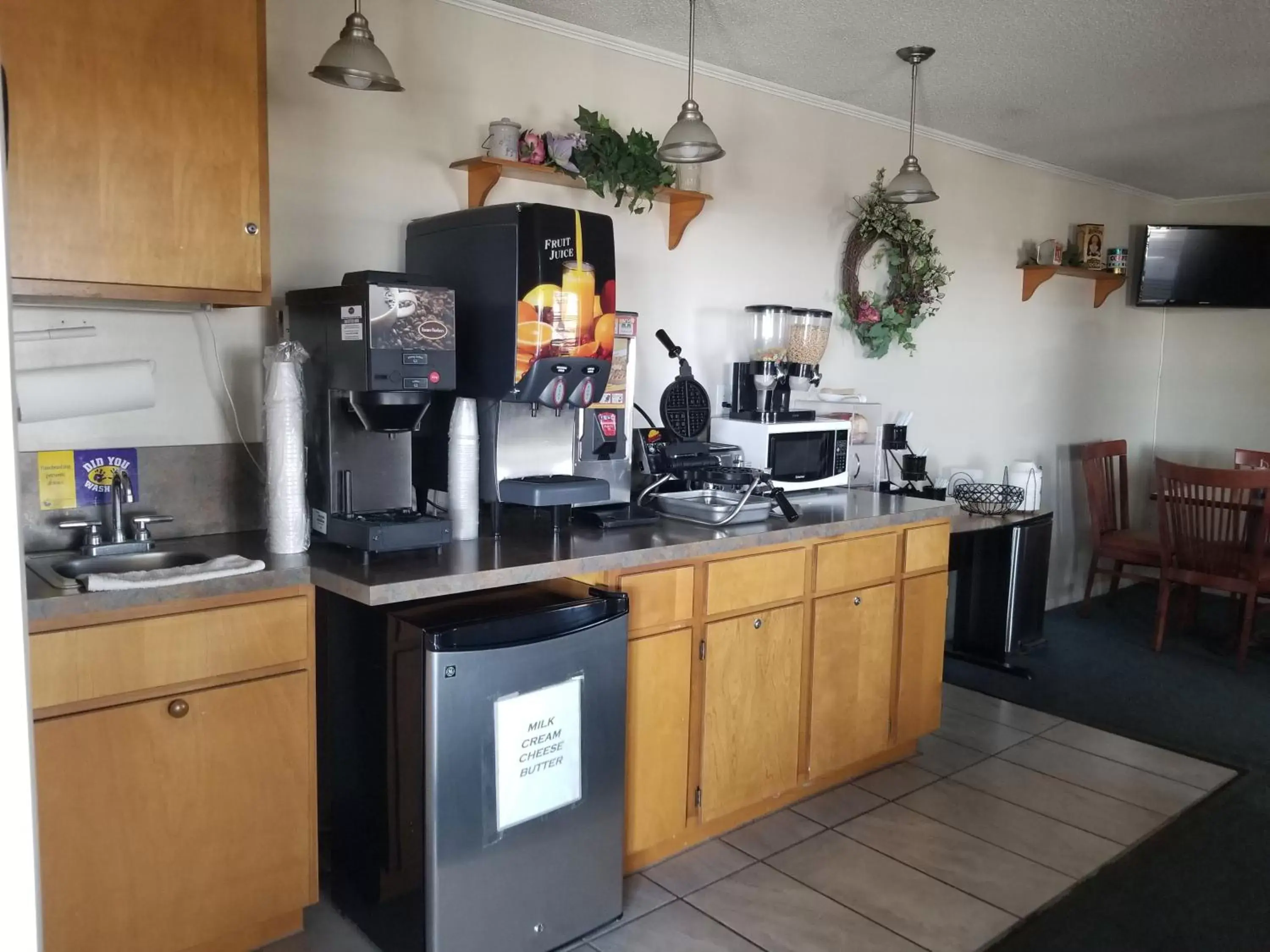 Continental breakfast, Kitchen/Kitchenette in Americas Best Value Inn Belleville