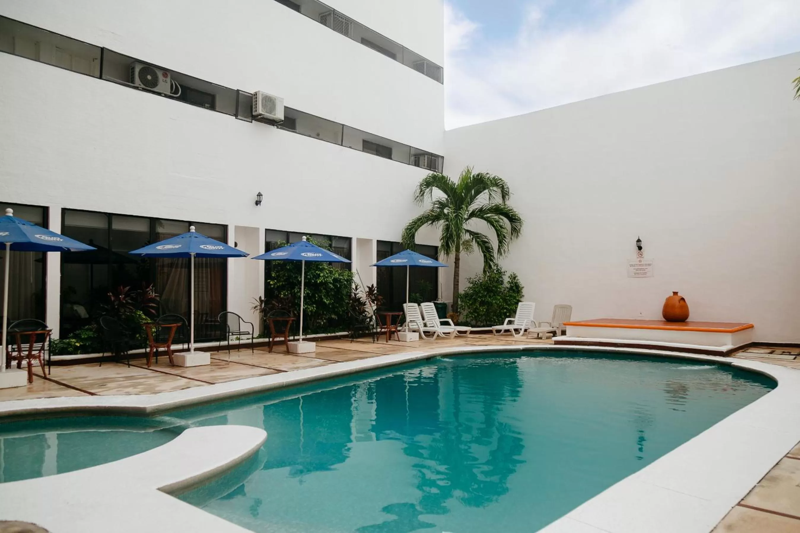 Swimming pool in Hotel Ambassador Mérida