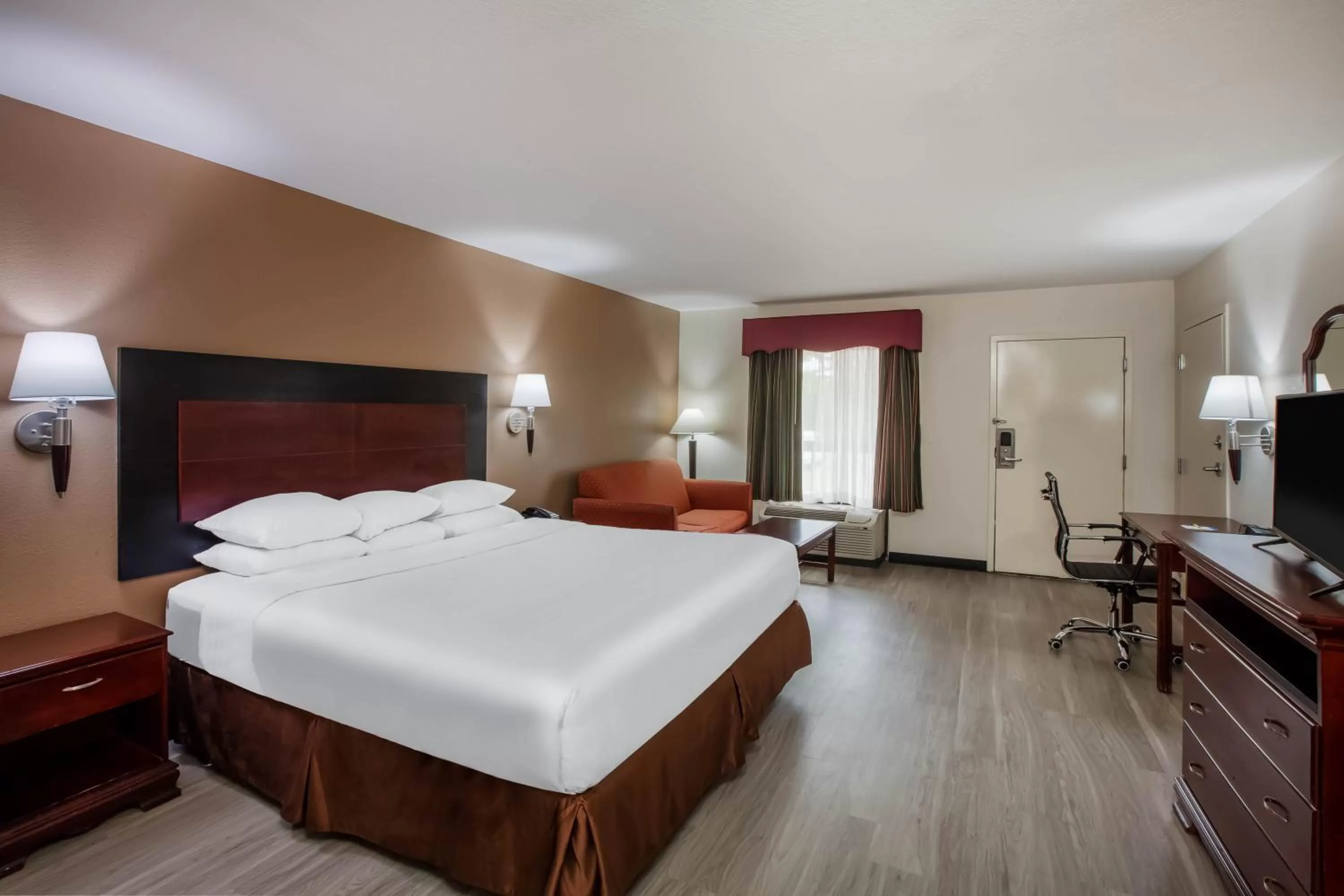 Photo of the whole room, Bed in Days Inn & Suites by Wyndham Tyler