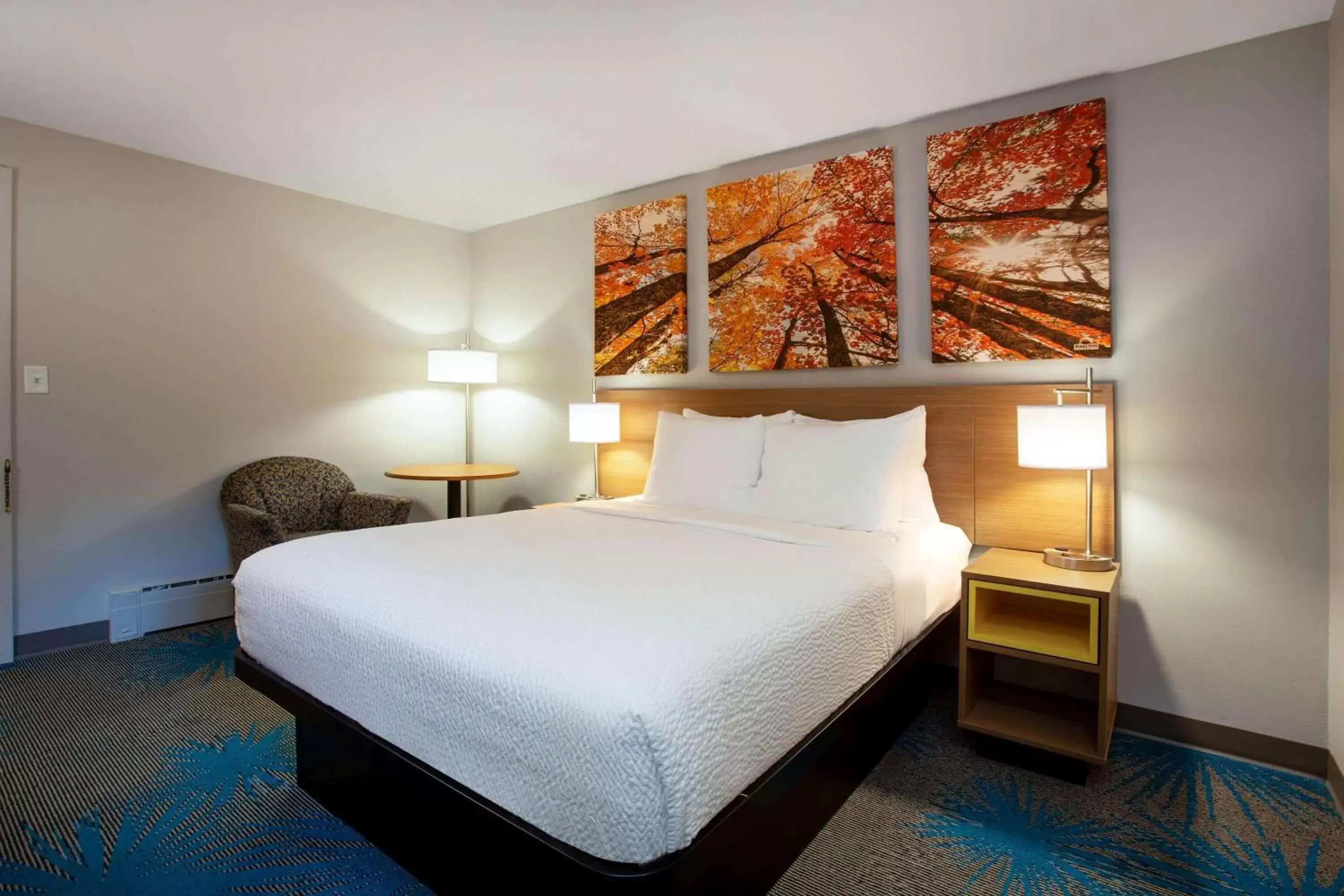 Photo of the whole room, Bed in Days Inn by Wyndham Marquette