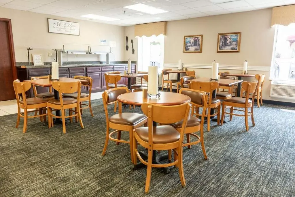 Seating area, Restaurant/Places to Eat in Savannah House Hotel