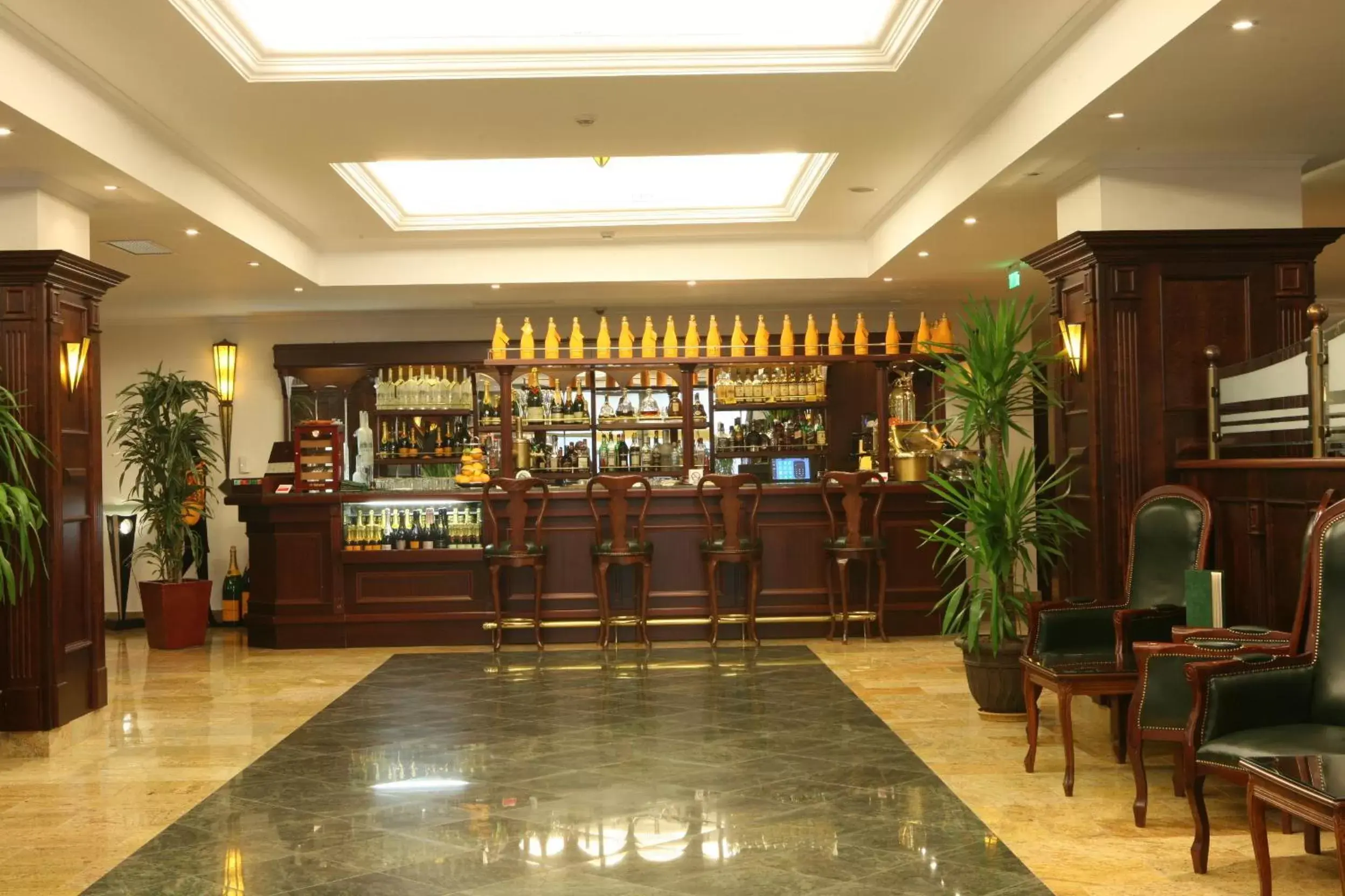Lobby or reception, Lounge/Bar in Ramada Hotel & Suites by Wyndham Bucharest North