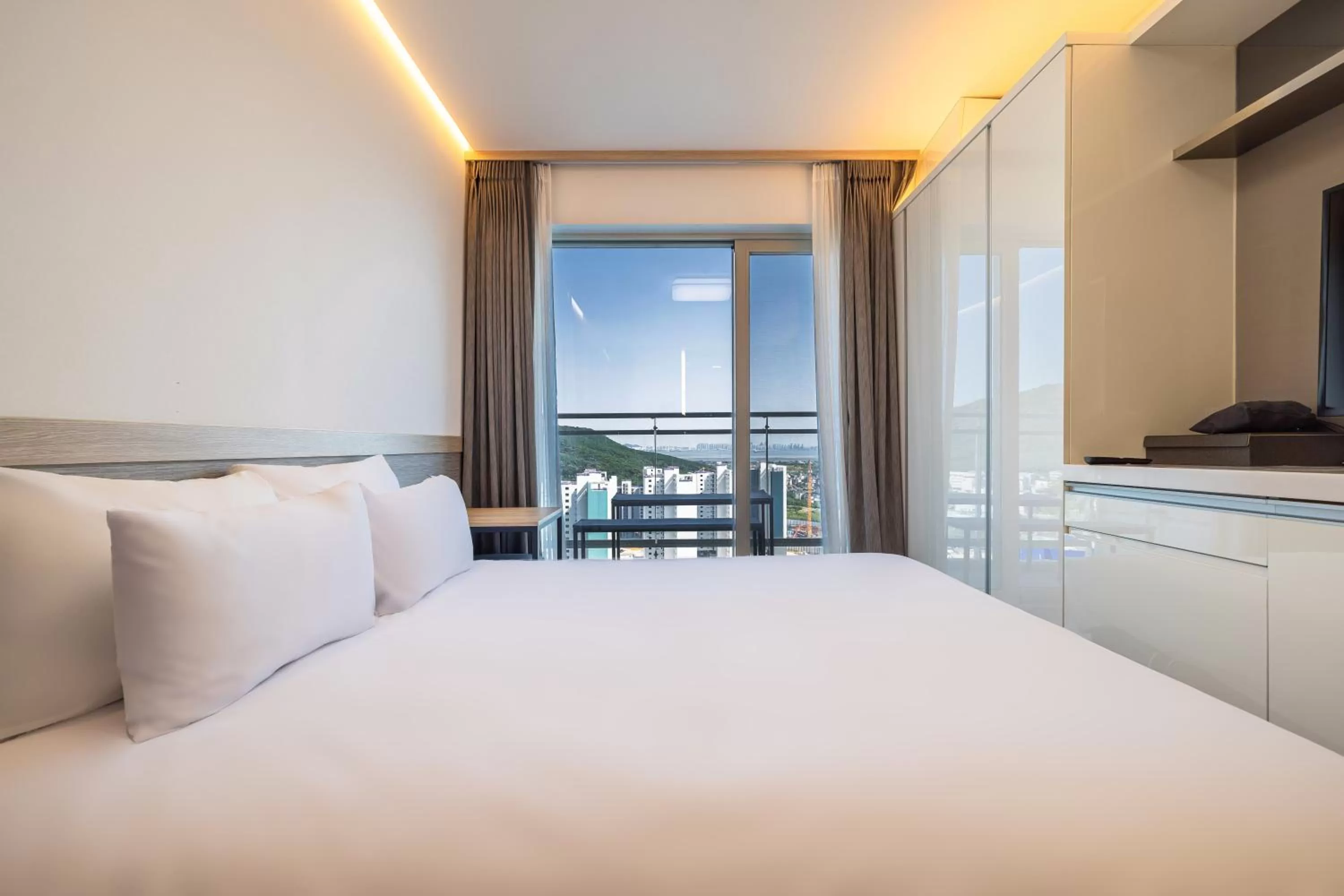 Bed in Skytop Hotel Incheon Airport