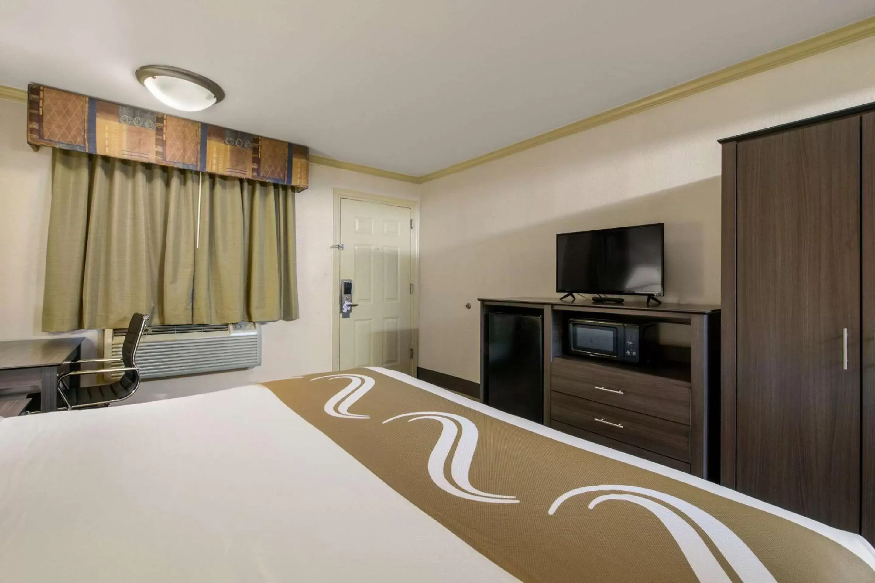 King Room - Non-Smoking in Hibiscus Inn & Suites King Room - Non-Smoking in Hibiscus Inn & Suites