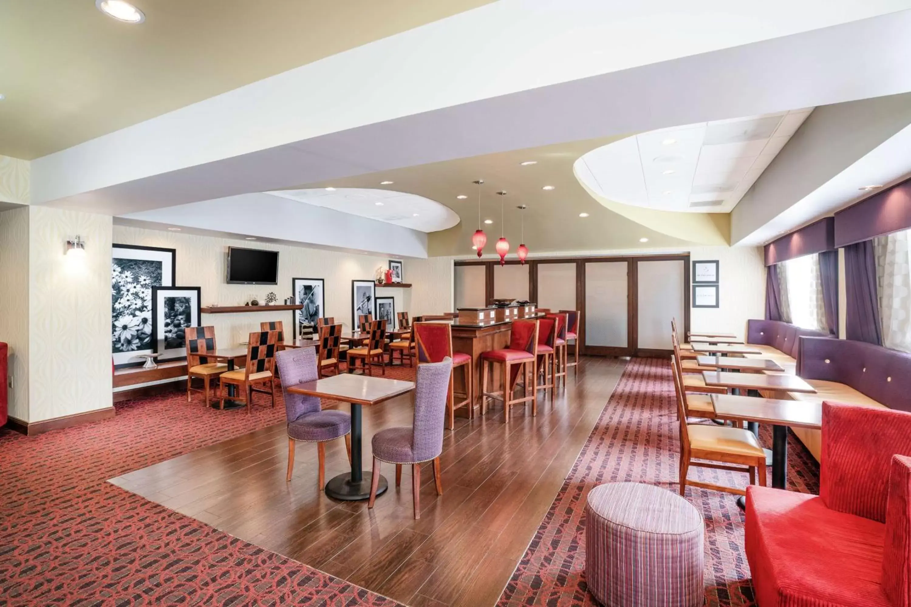 Lobby or reception, Restaurant/Places to Eat in Hampton Inn Richmond - Airport