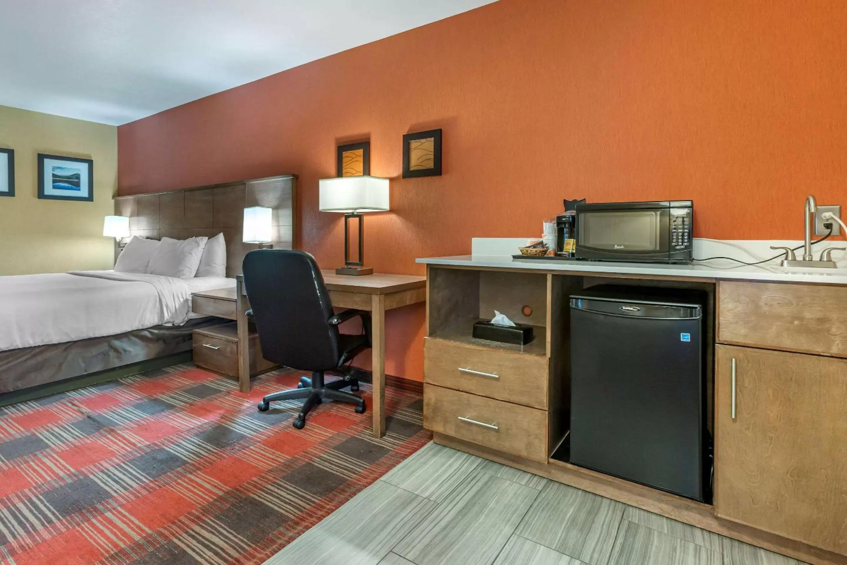 Photo of the whole room, TV/Entertainment Center in Comfort Inn Lucky Lane