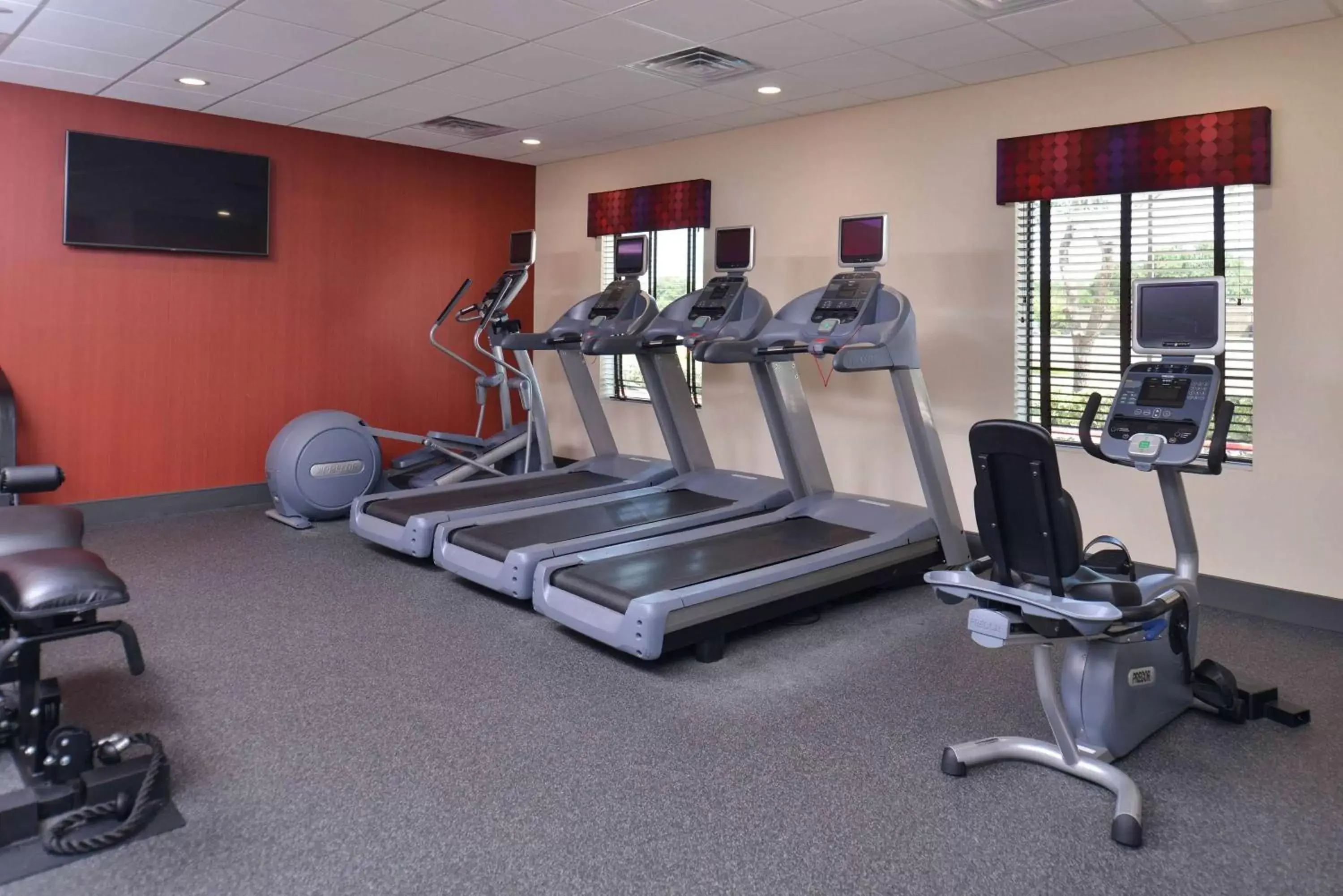 Fitness centre/facilities, Fitness Center/Facilities in Hampton Inn & Suites Dallas Market Center