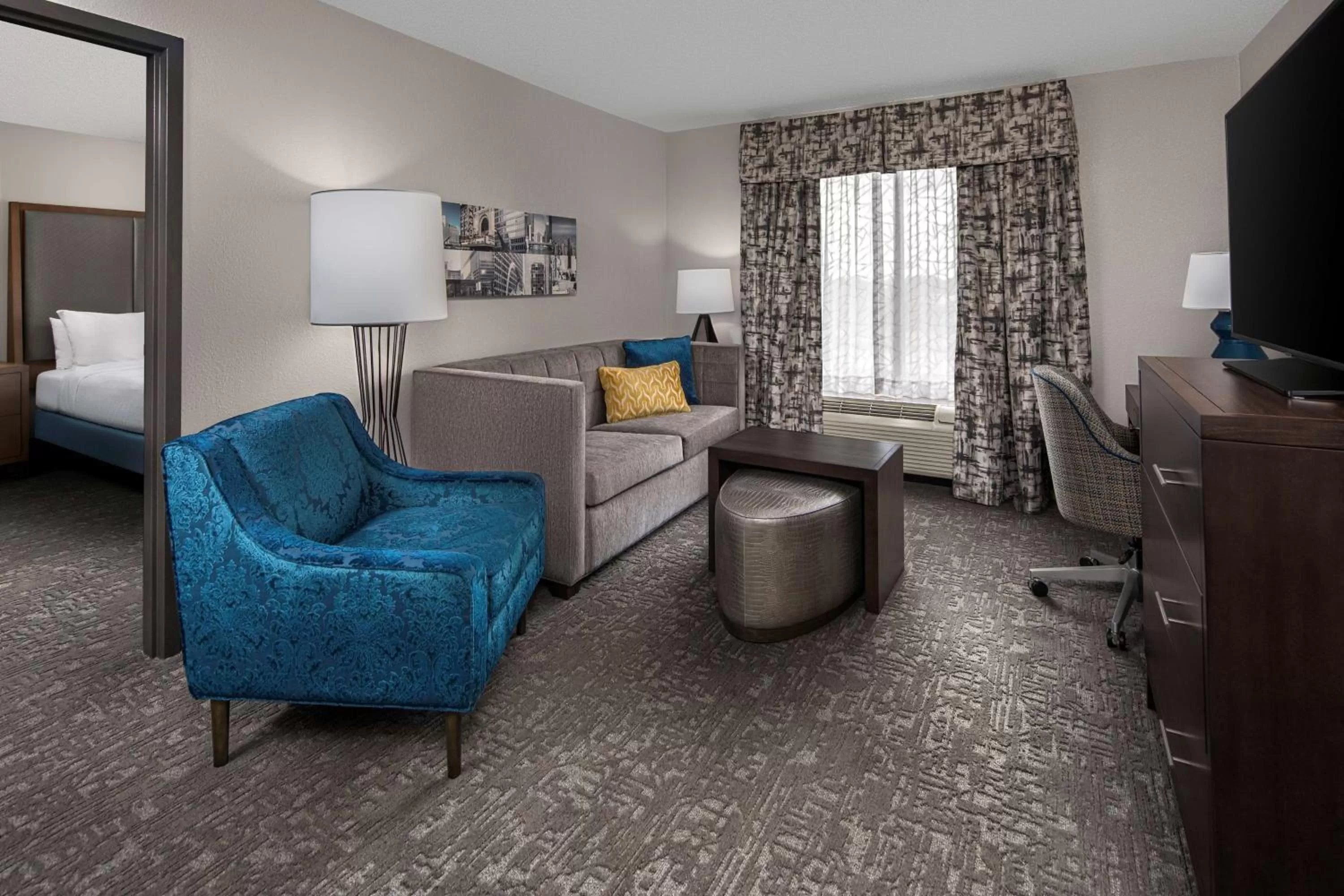Seating area, Bed in Homewood Suites by Hilton Orland Park