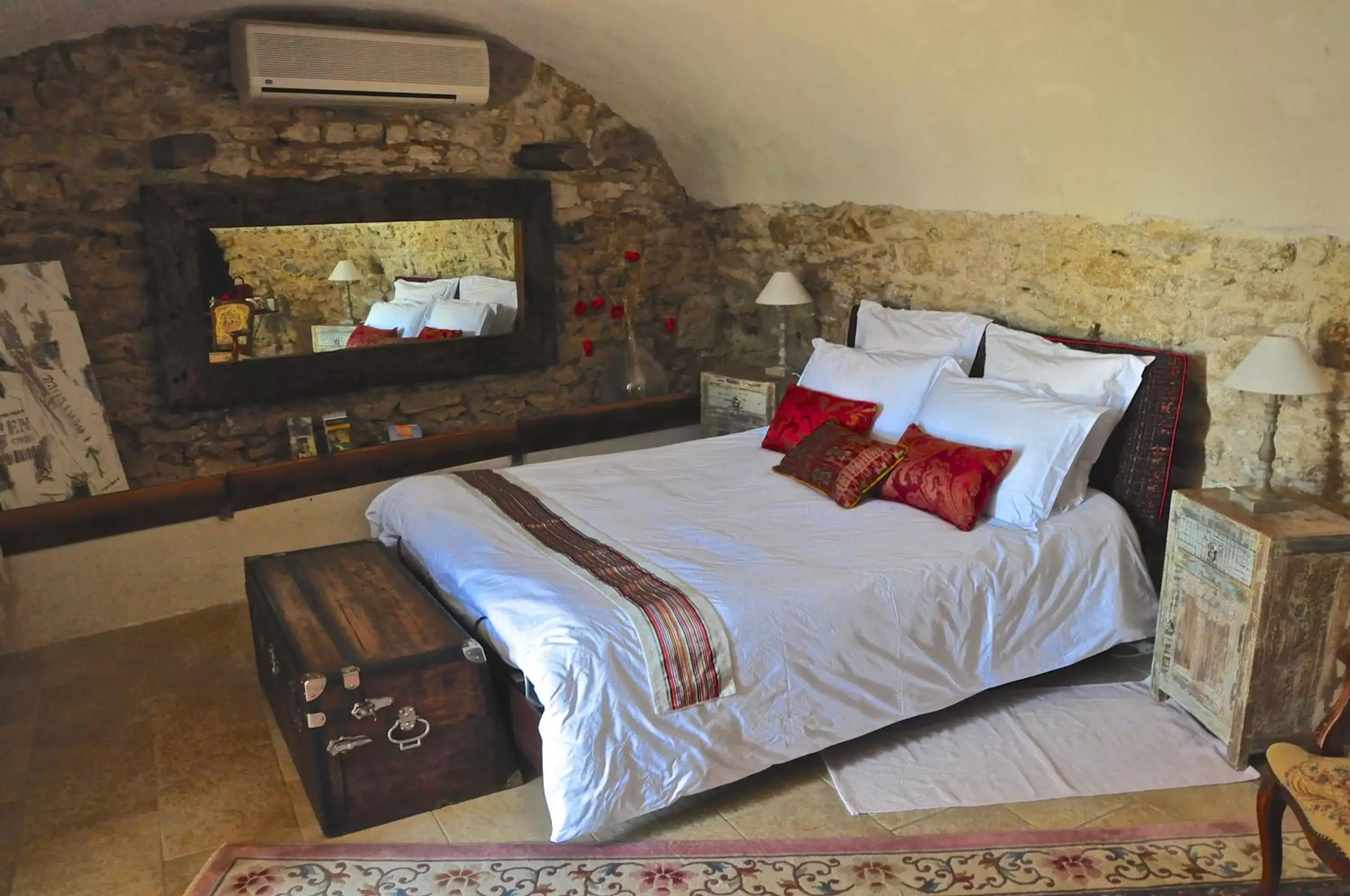 Photo of the whole room, Bed in Le Clos du Cher en Beaujolais