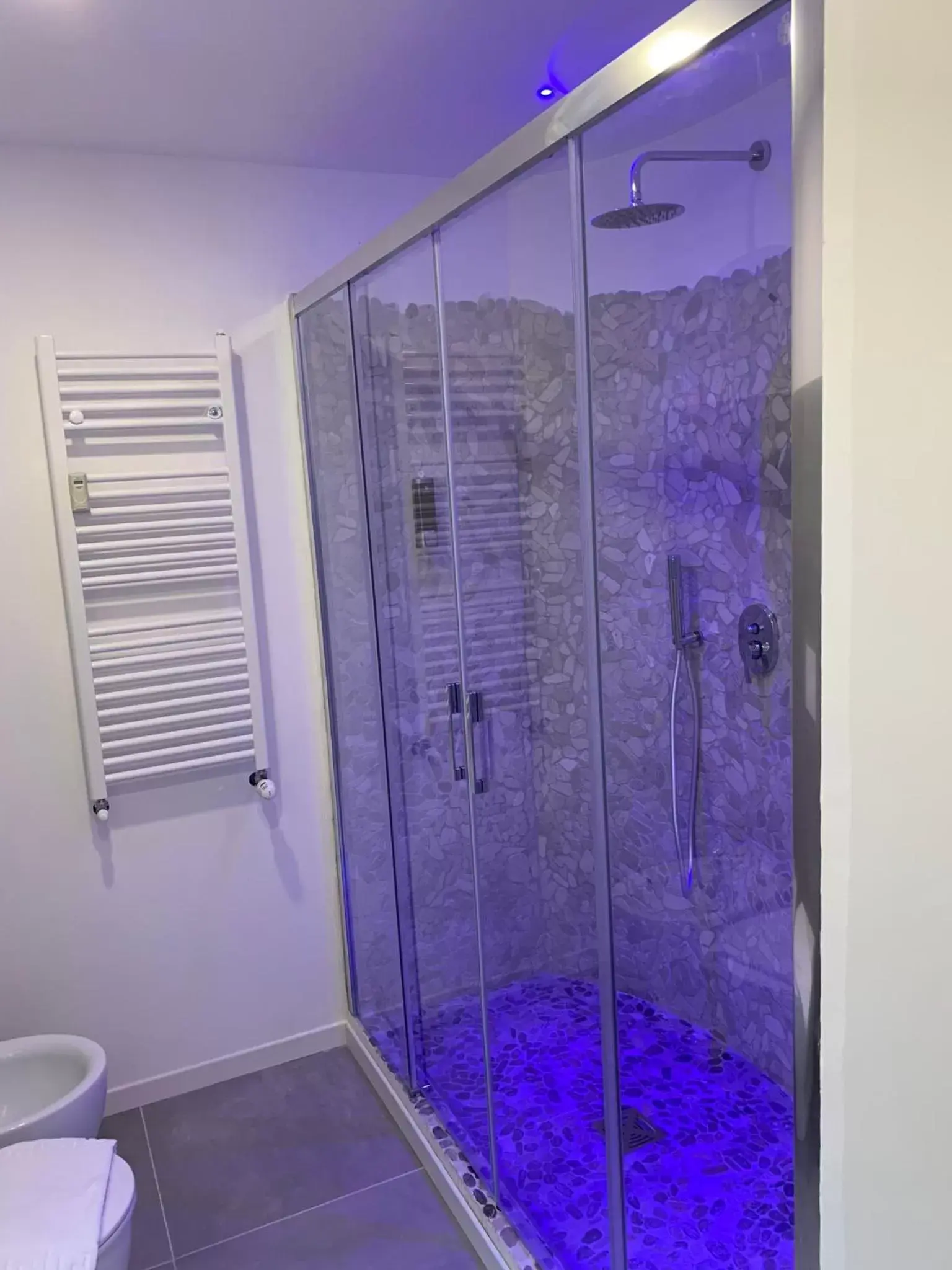Shower, Bathroom in Caos Calmo