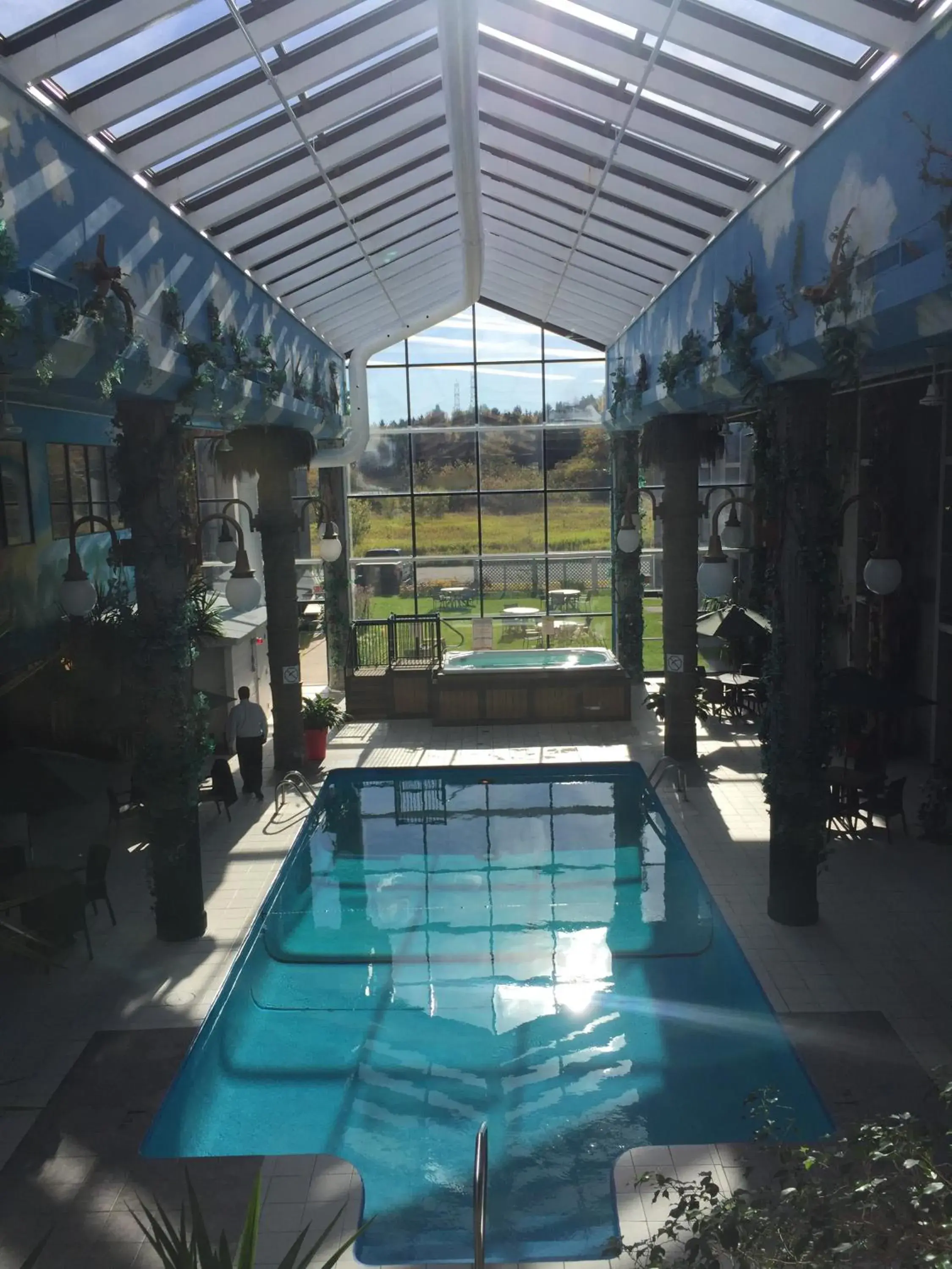 Solarium, Swimming Pool in La Sagueneenne - Hotel et Centre de Congres