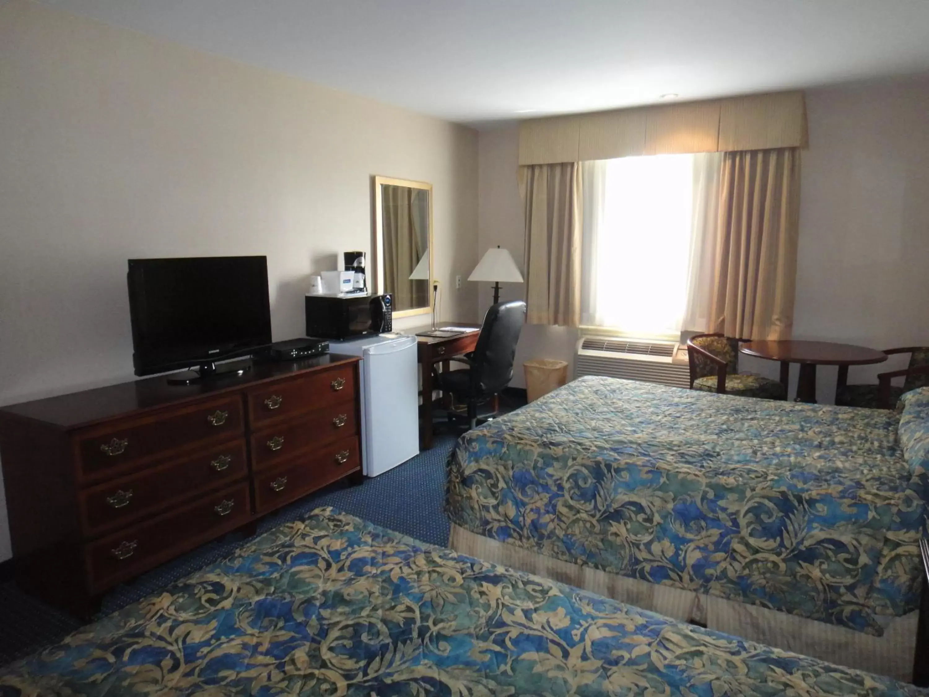 Queen Room with Two Queen Beds - Non-Smoking in Travelodge by Wyndham Trenton