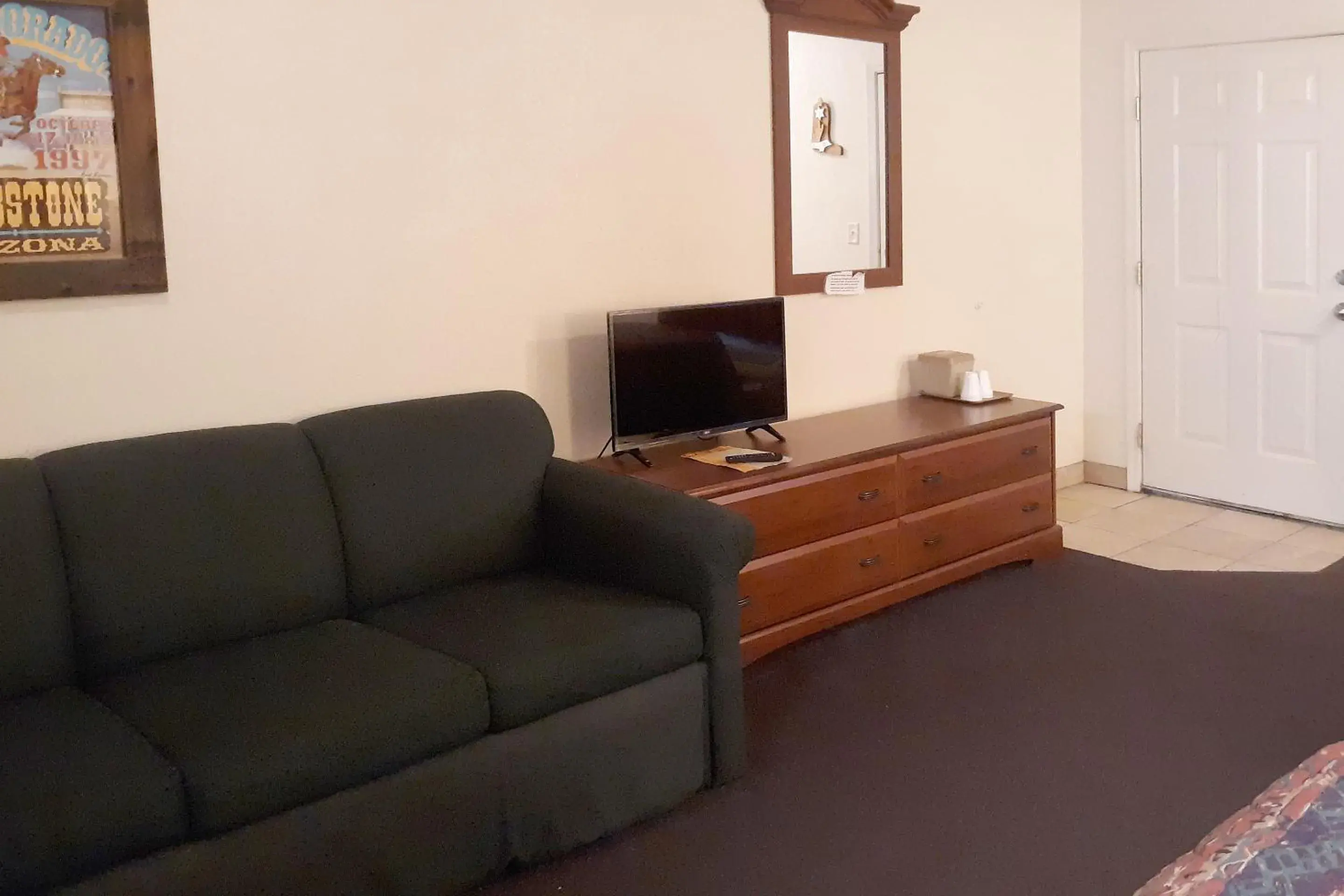 Seating area, TV/Entertainment Center in OYO Hotel Tombstone