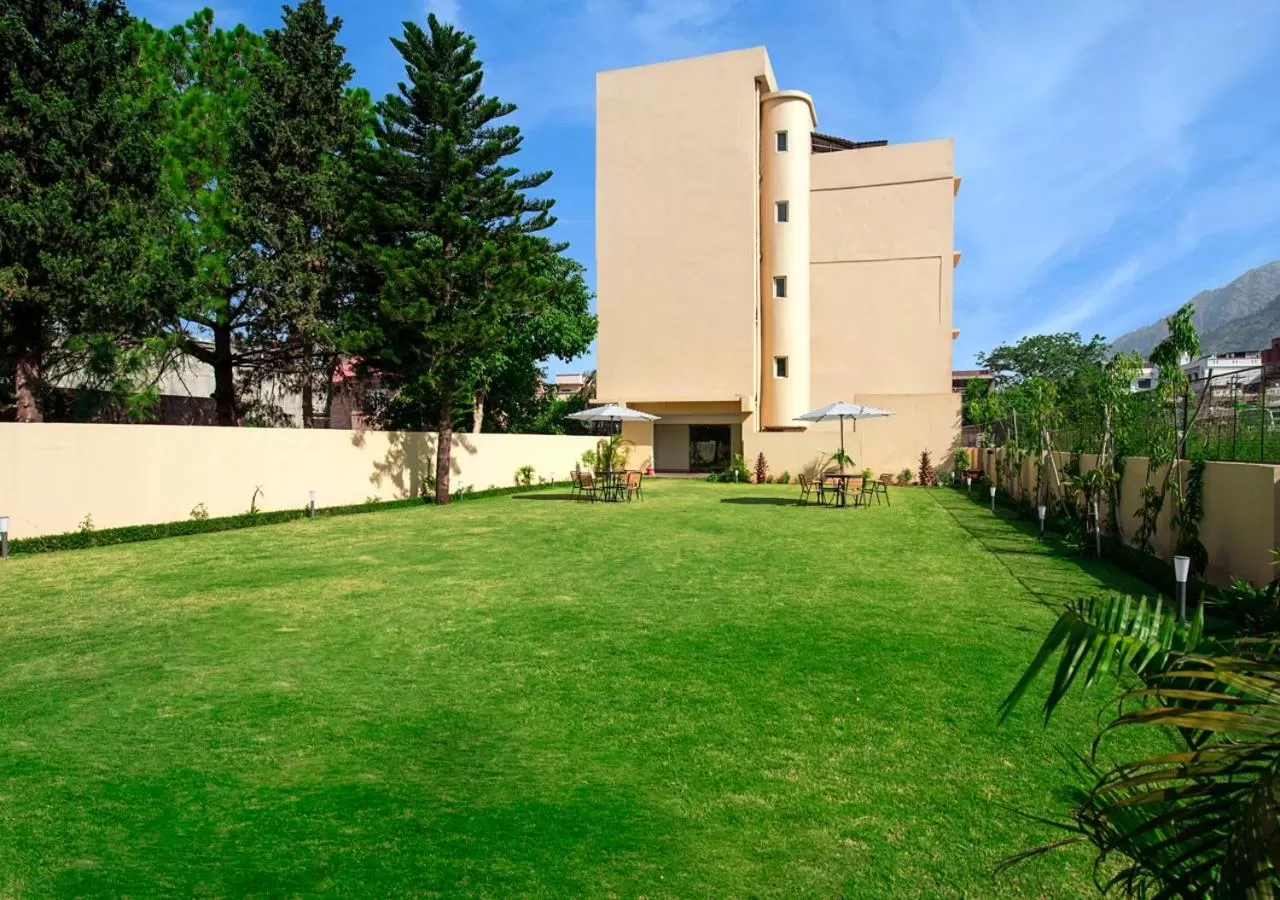 Evening entertainment in Clarks Inn Suites Katra