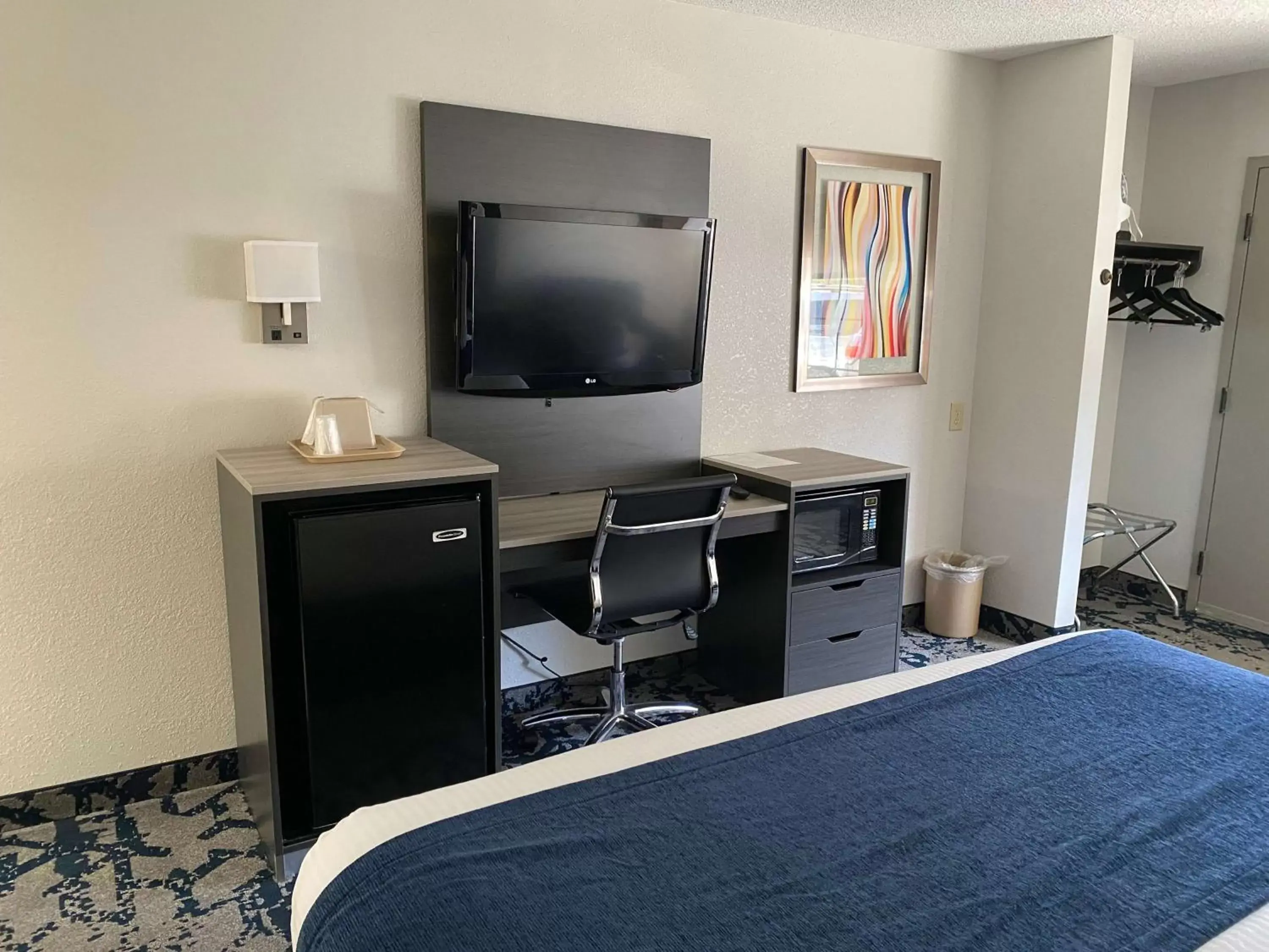 Photo of the whole room, TV/Entertainment Center in Best Western Allatoona Inn & Suites