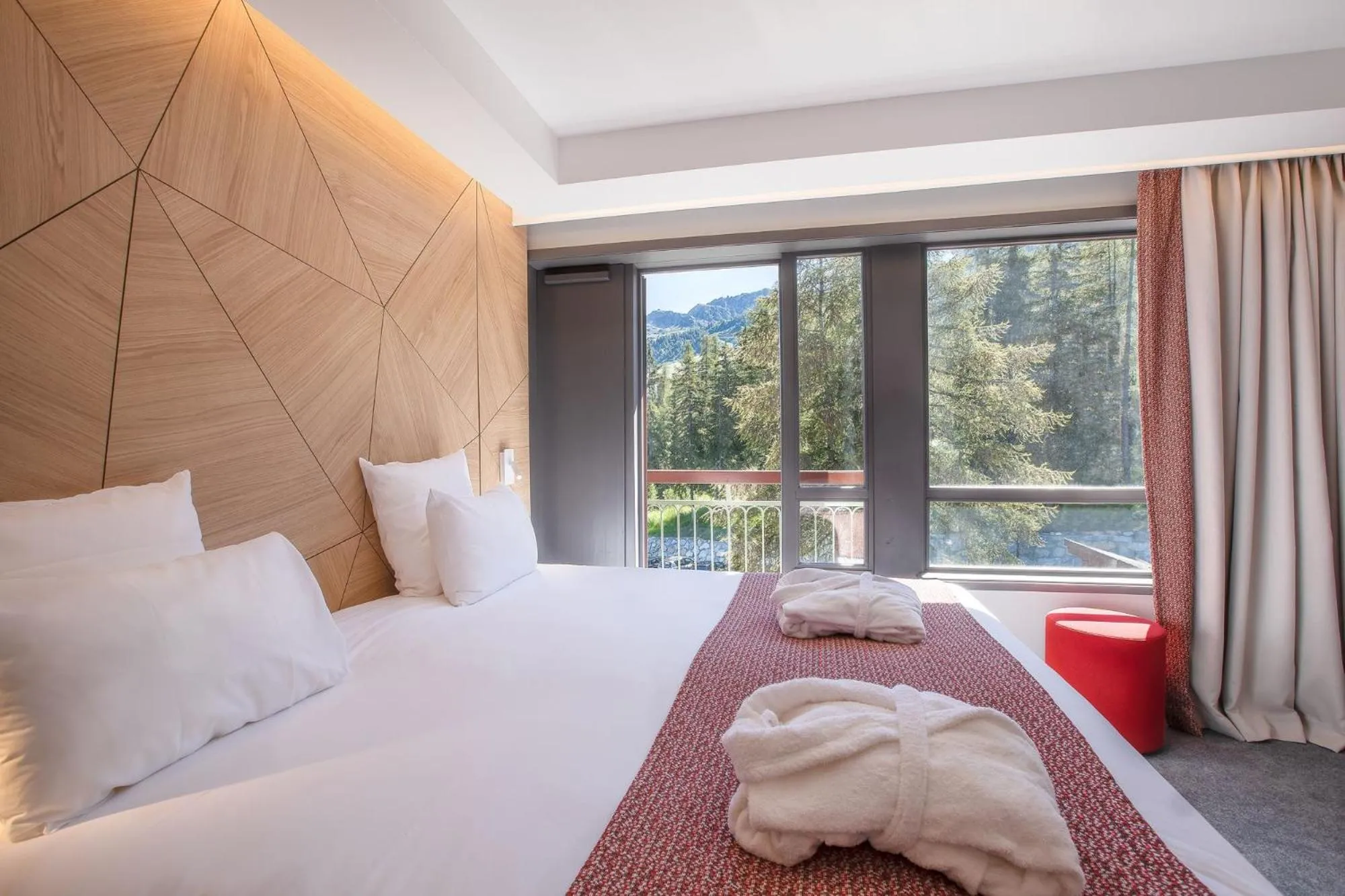 Bedroom, Bed in Altezza - Arc 1800 Hotel & Spa - ex Mercure