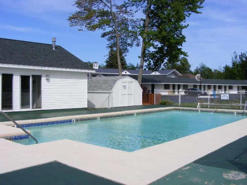 Swimming Pool in Thunderbird Inn of Mackinaw City