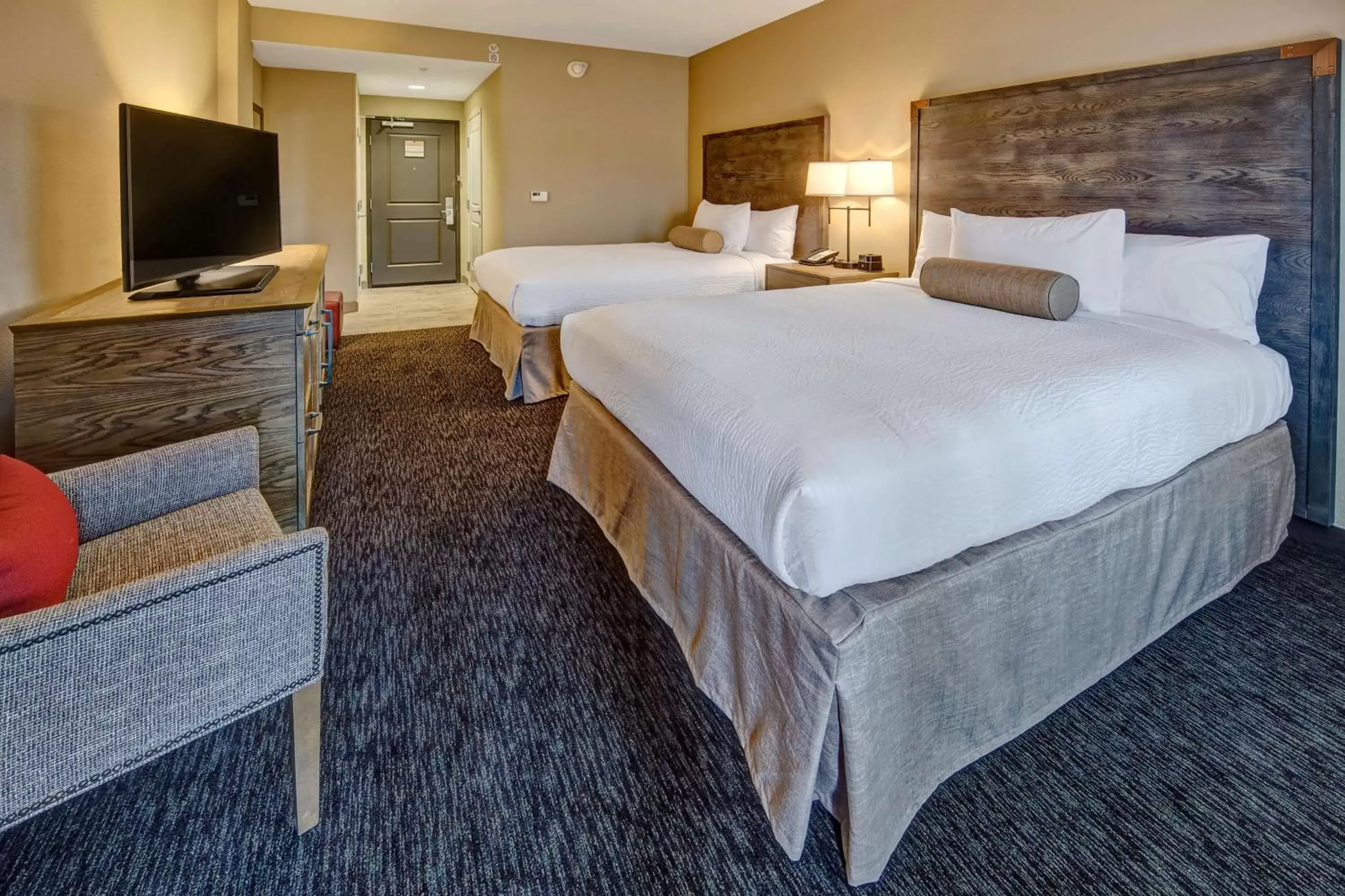 Bedroom, Bed in Black Fox Lodge Pigeon Forge, Tapestry Collection by Hilton