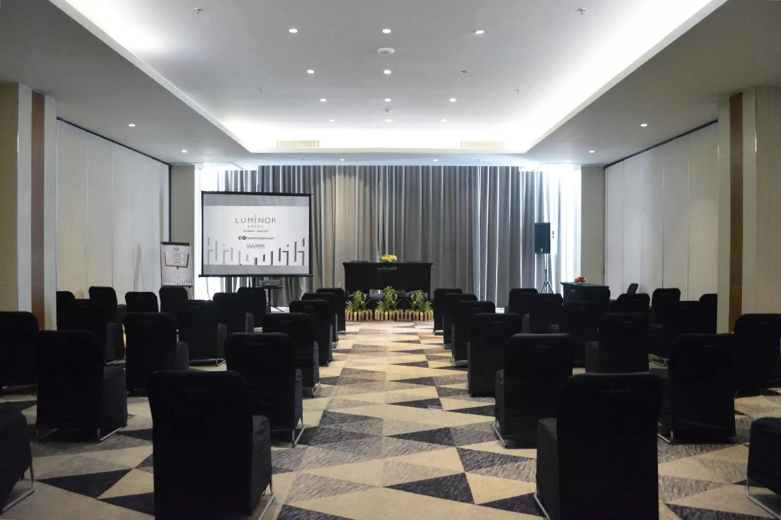 Meeting/conference room in Luminor Hotel Jemursari By WH
