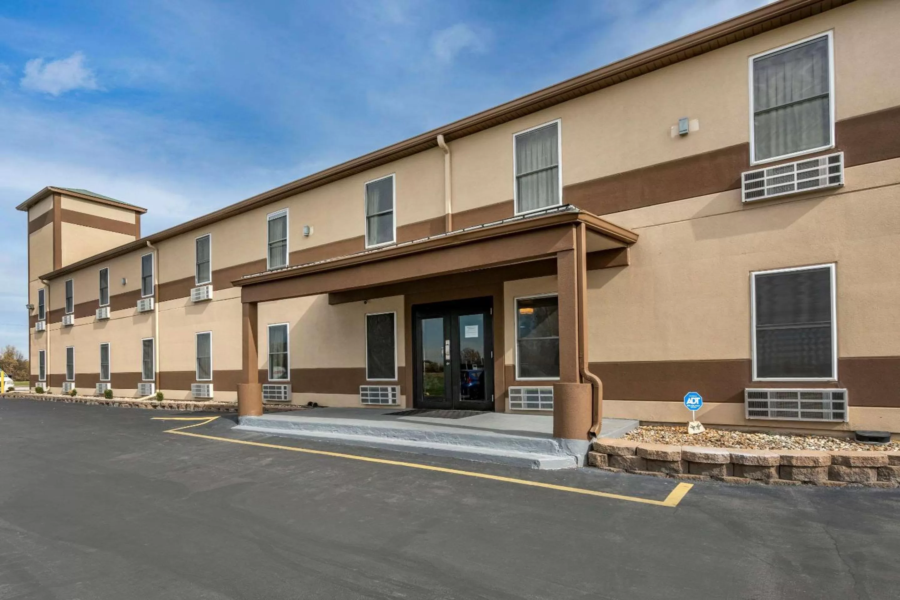 Property building in Econo Lodge Inn & Suites Granite City - St Louis