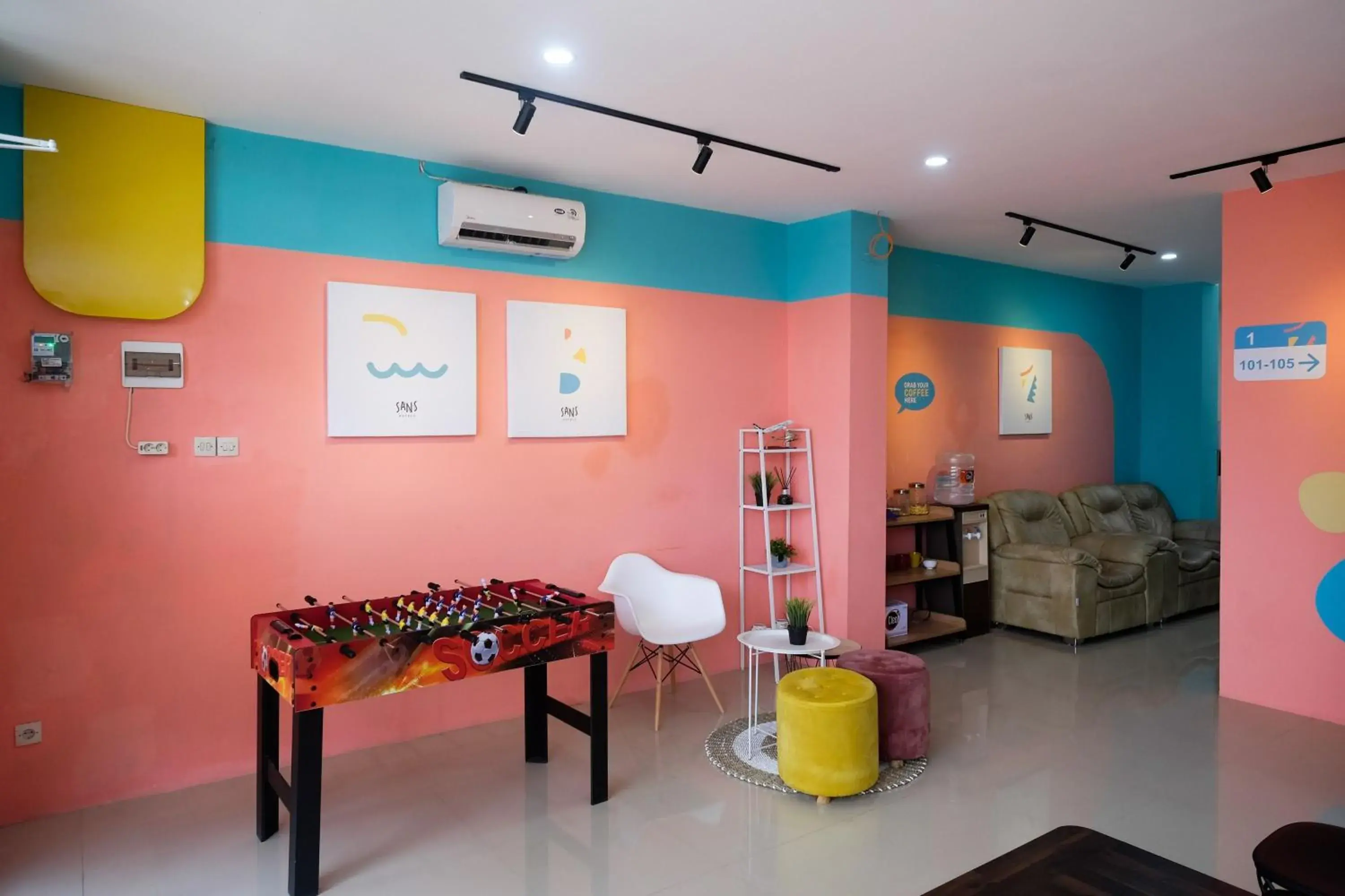 Living room in Sans Hotel Tiga Putri Semarang