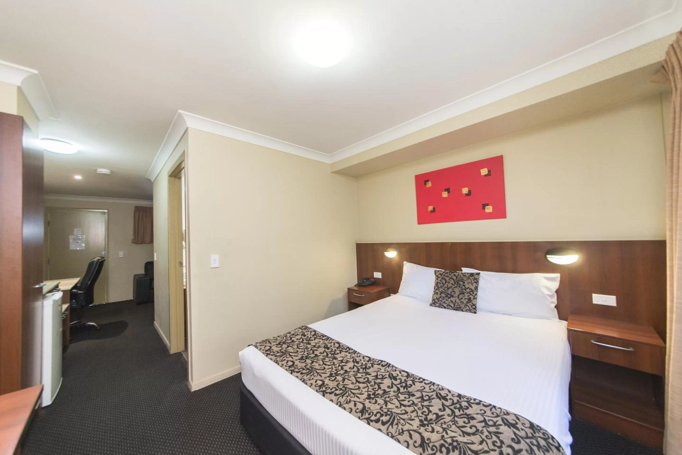 Bed in Rocky Resort Motor Inn