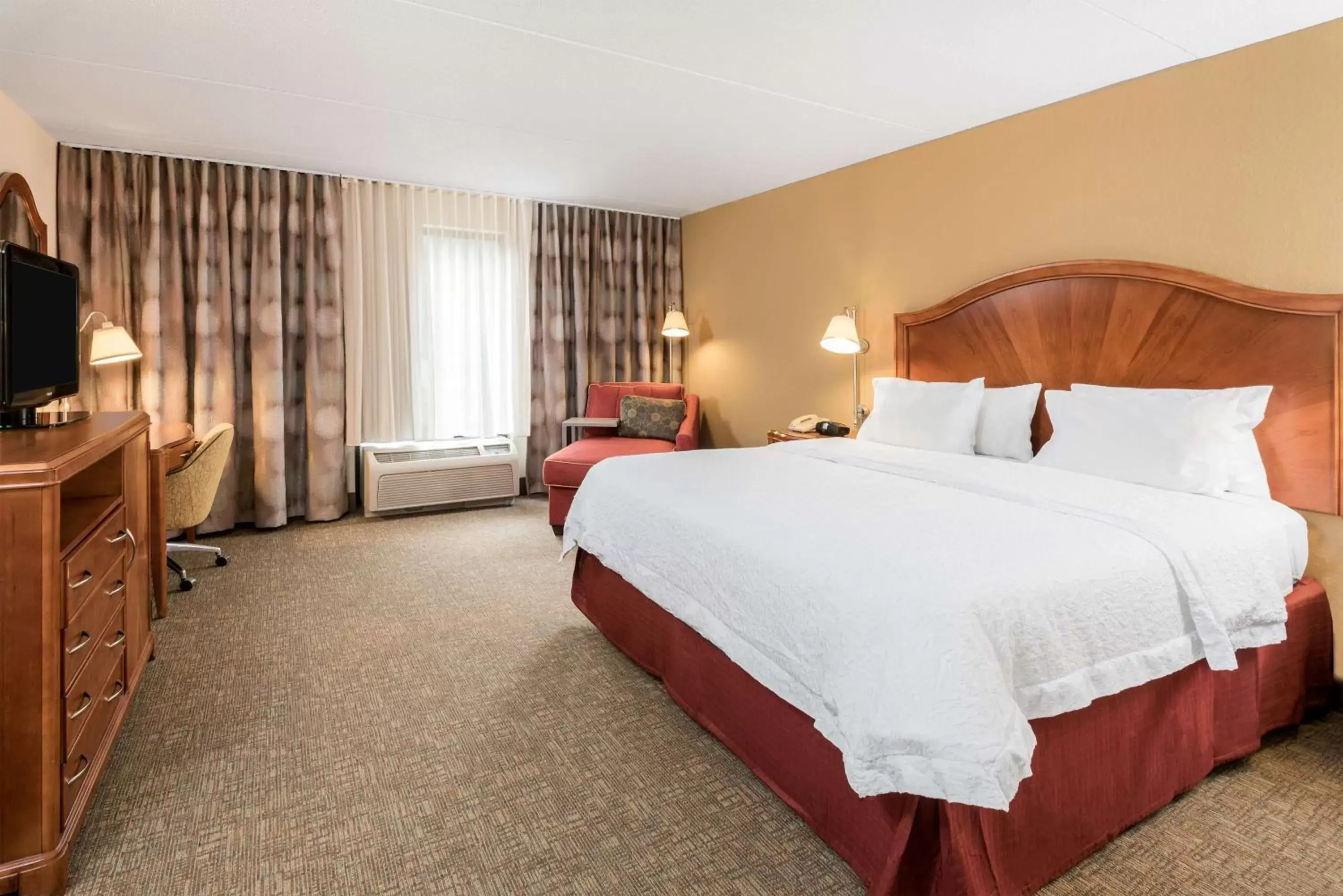 Bedroom, Bed in Hampton Inn Roanoke/Hollins - I-81