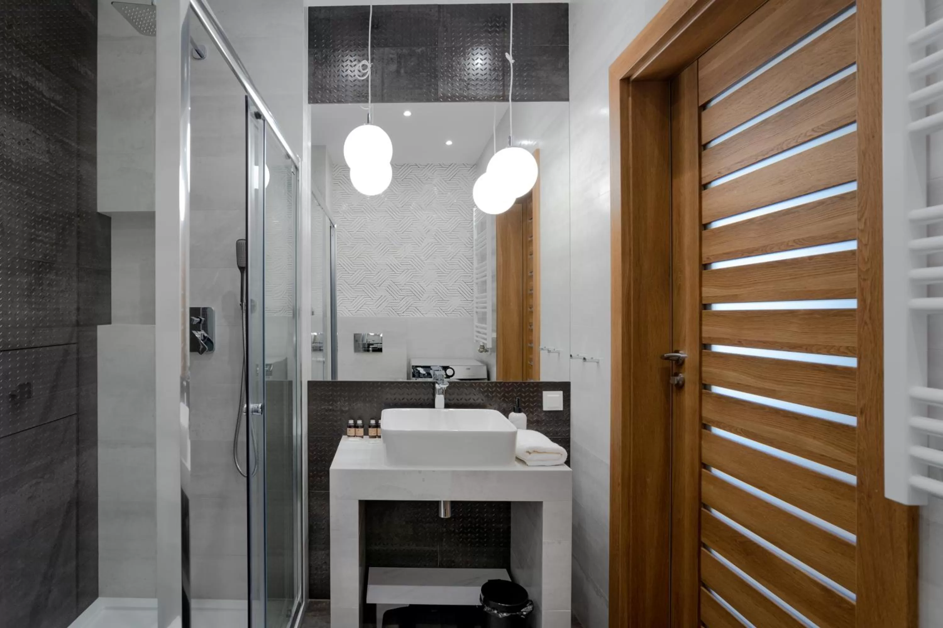 Shower in Symphony Modern Tower Apartamenty