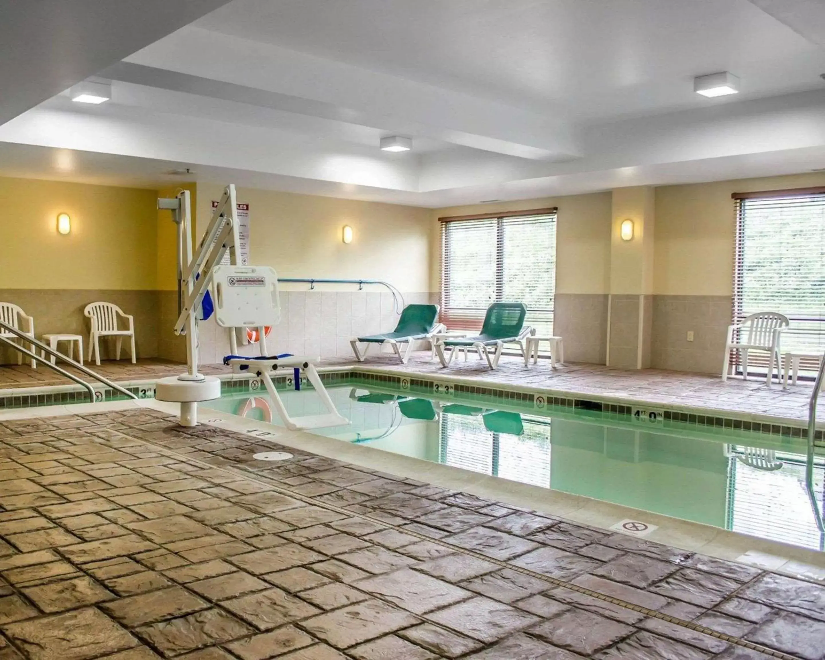 On site, Swimming Pool in Comfort Suites Hummelstown