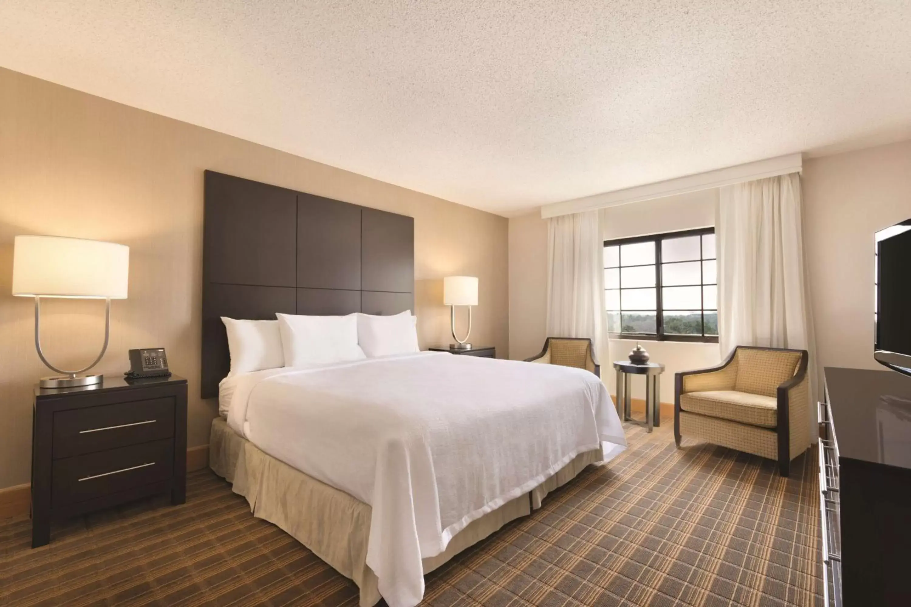 Bed in Embassy Suites Greenville Golf Resort & Conference Center