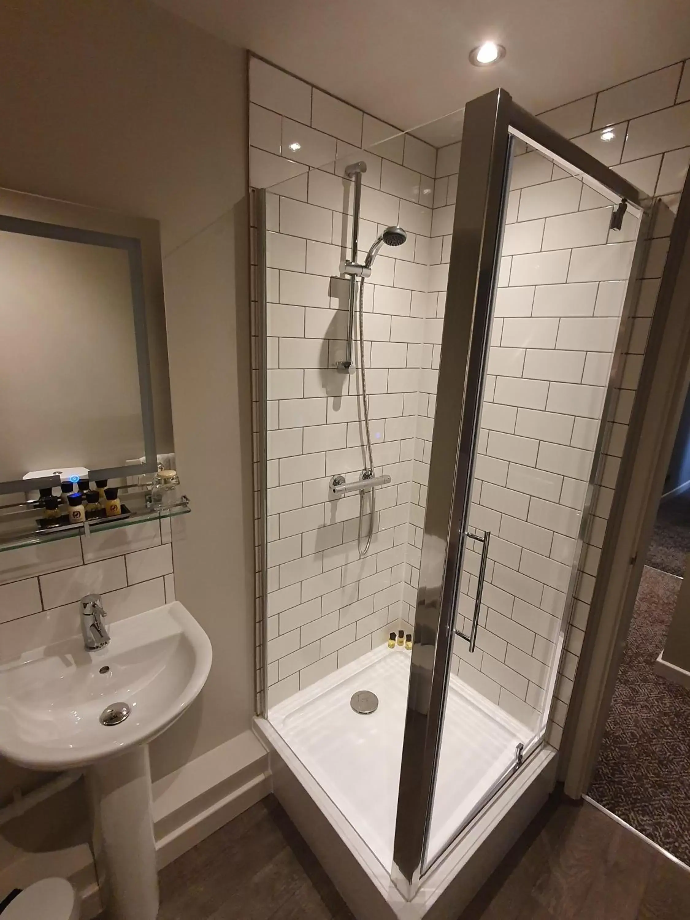 Standard Single Room with Shower - single occupancy in The Coach and Horses