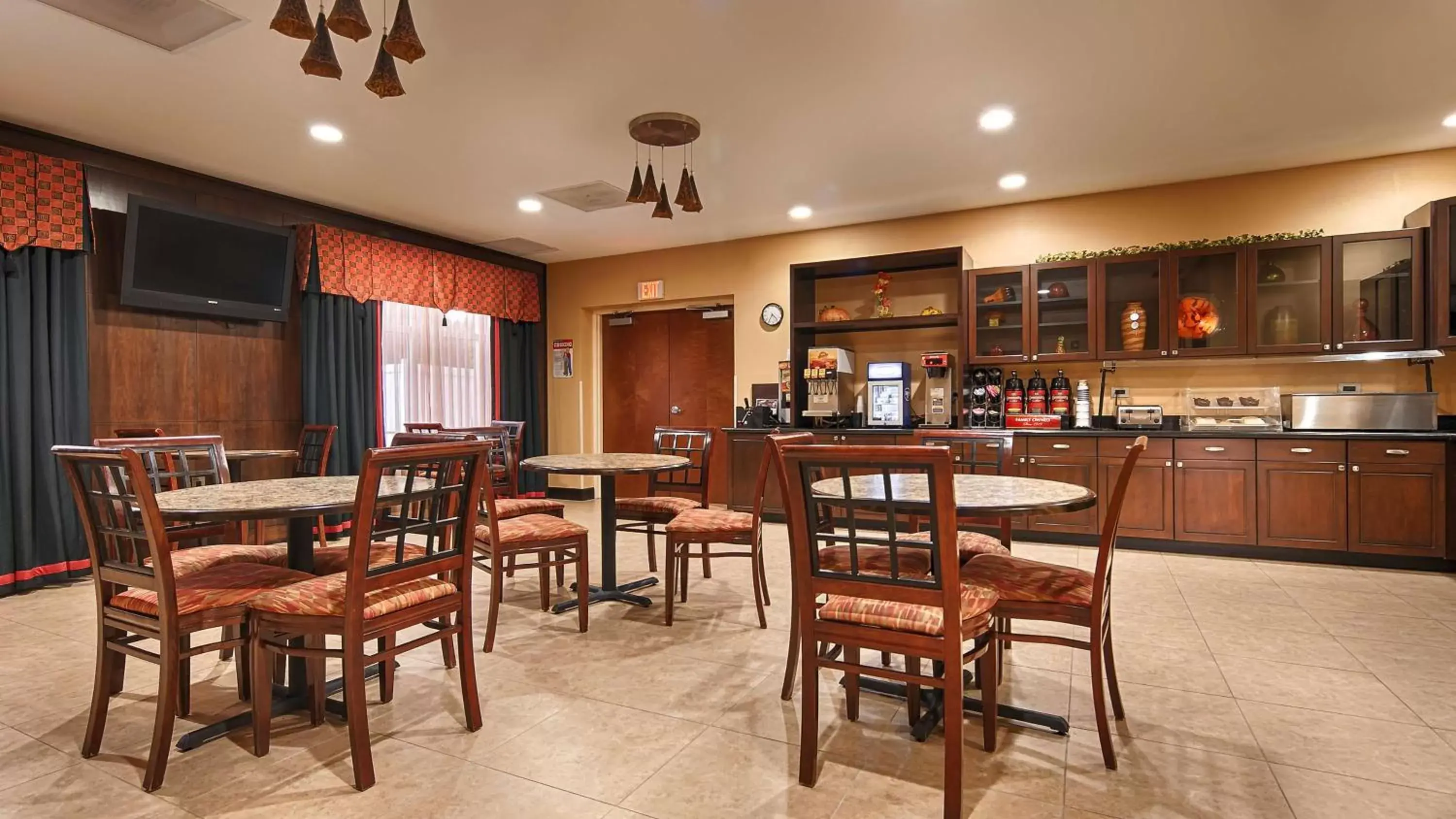 Breakfast in Best Western Plus Cecil Field Inn & Suites Breakfast in Best Western Plus Cecil Field Inn & Suites
