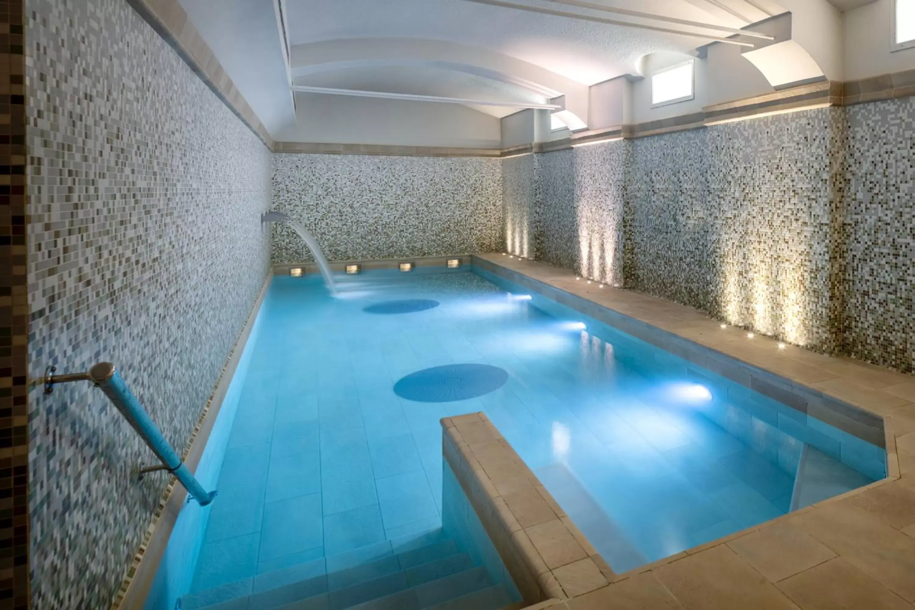 Swimming Pool in UNAHOTELS Galles Milano