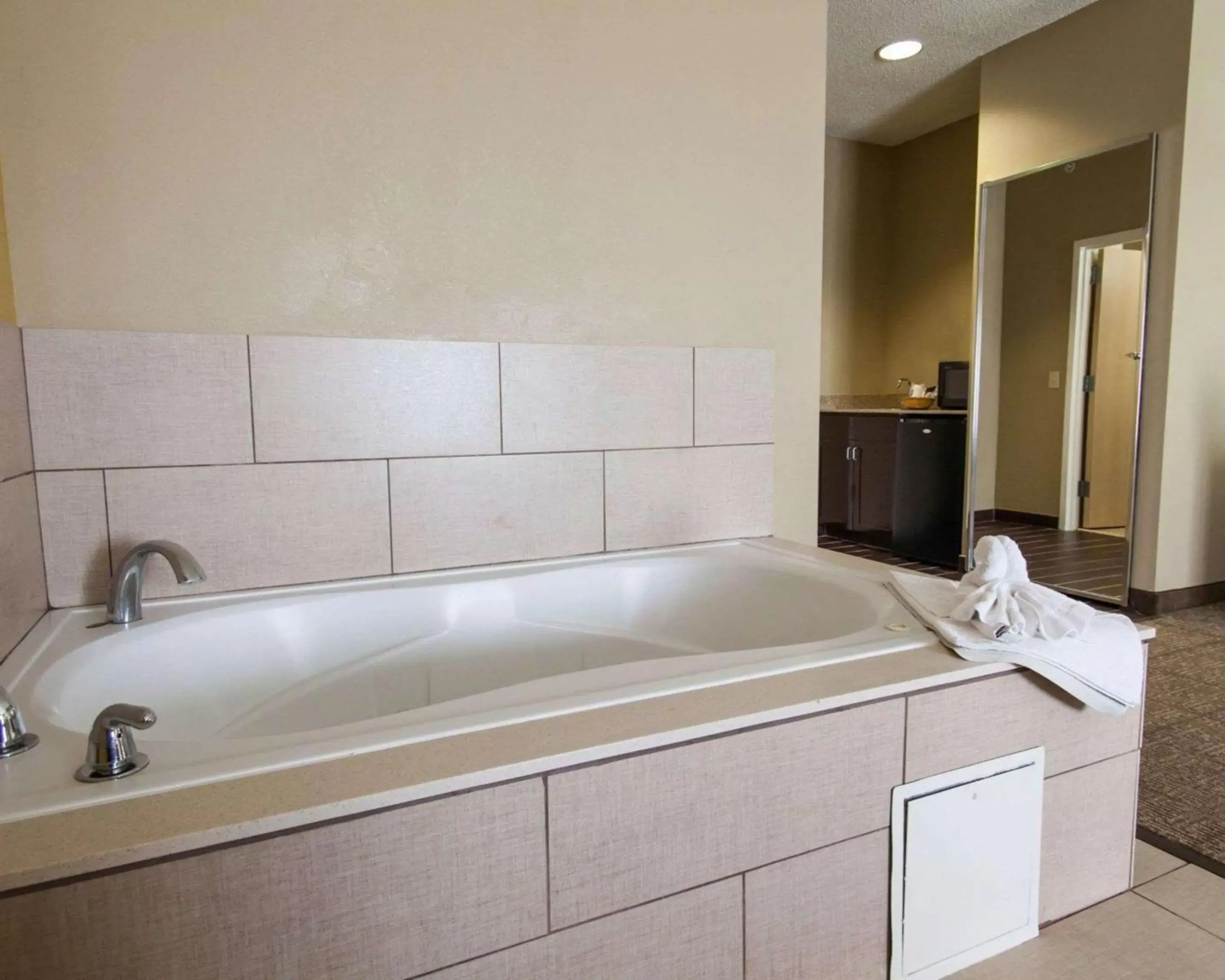 Photo of the whole room, Bathroom in Comfort Suites Central / I-44