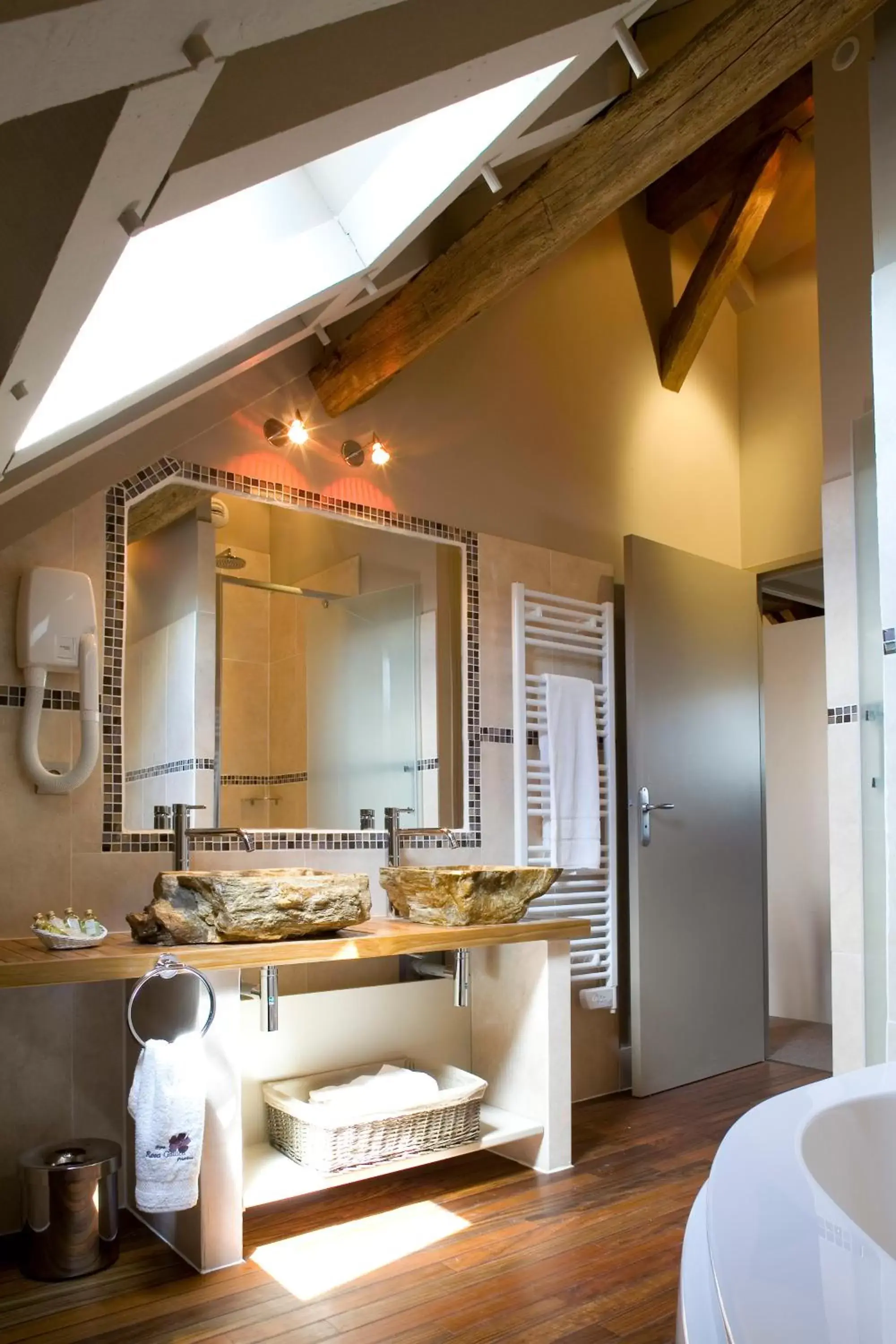 Bathroom in Hôtel Aux Vieux Remparts, The Originals Relais