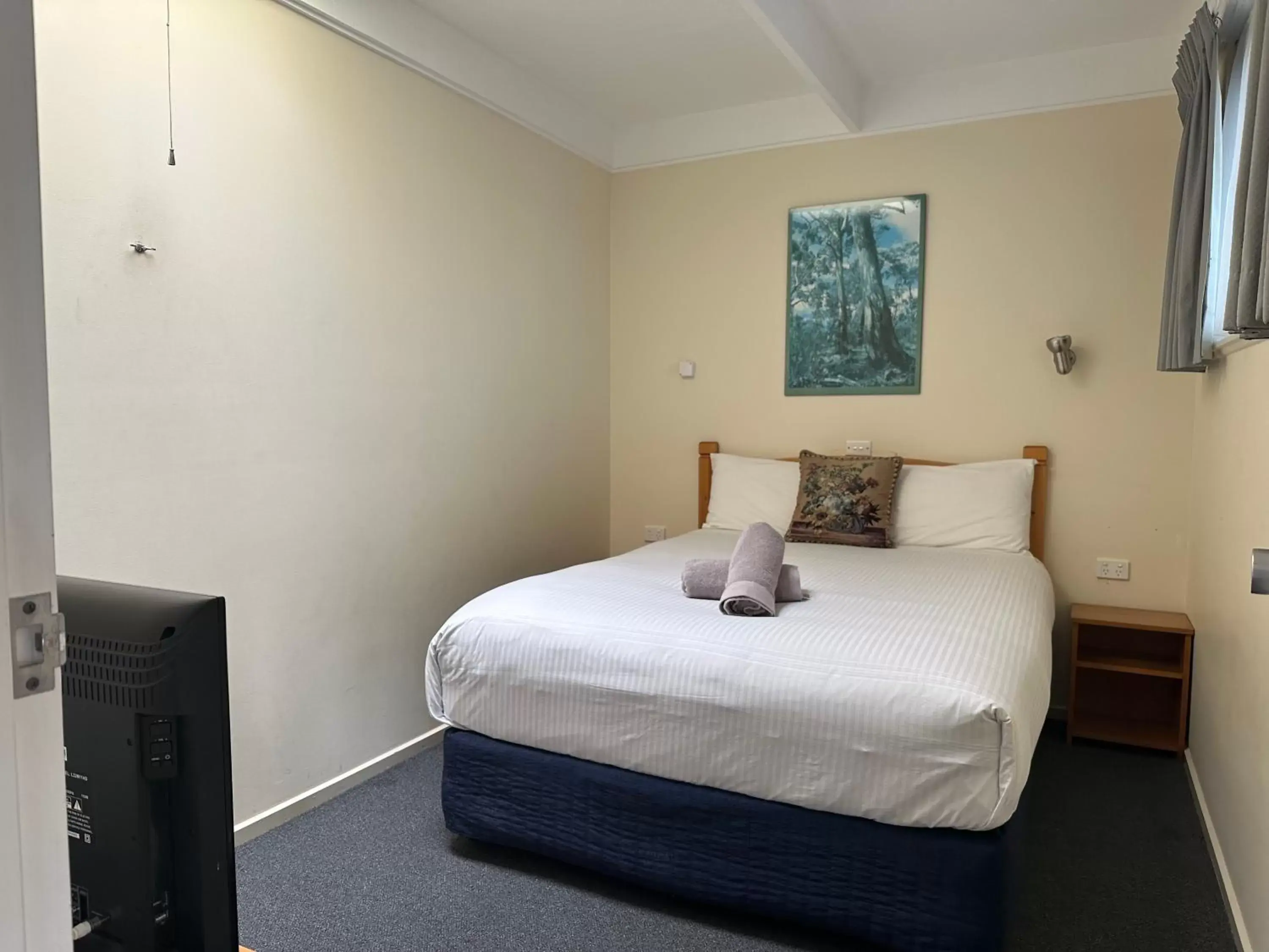 Bed in Banjo Paterson Motor Inn