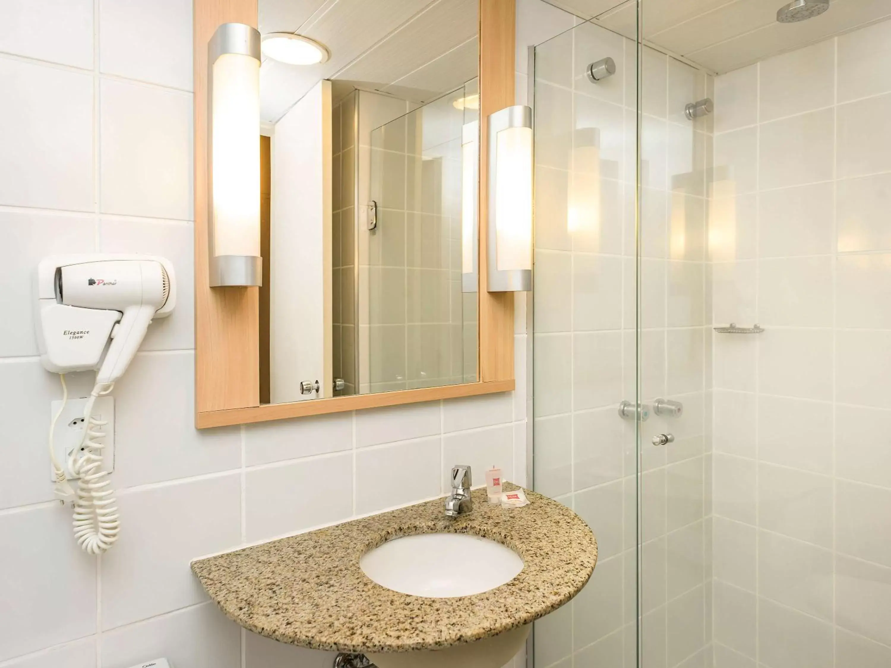 Photo of the whole room, Bathroom in ibis Fortaleza Praia de Iracema