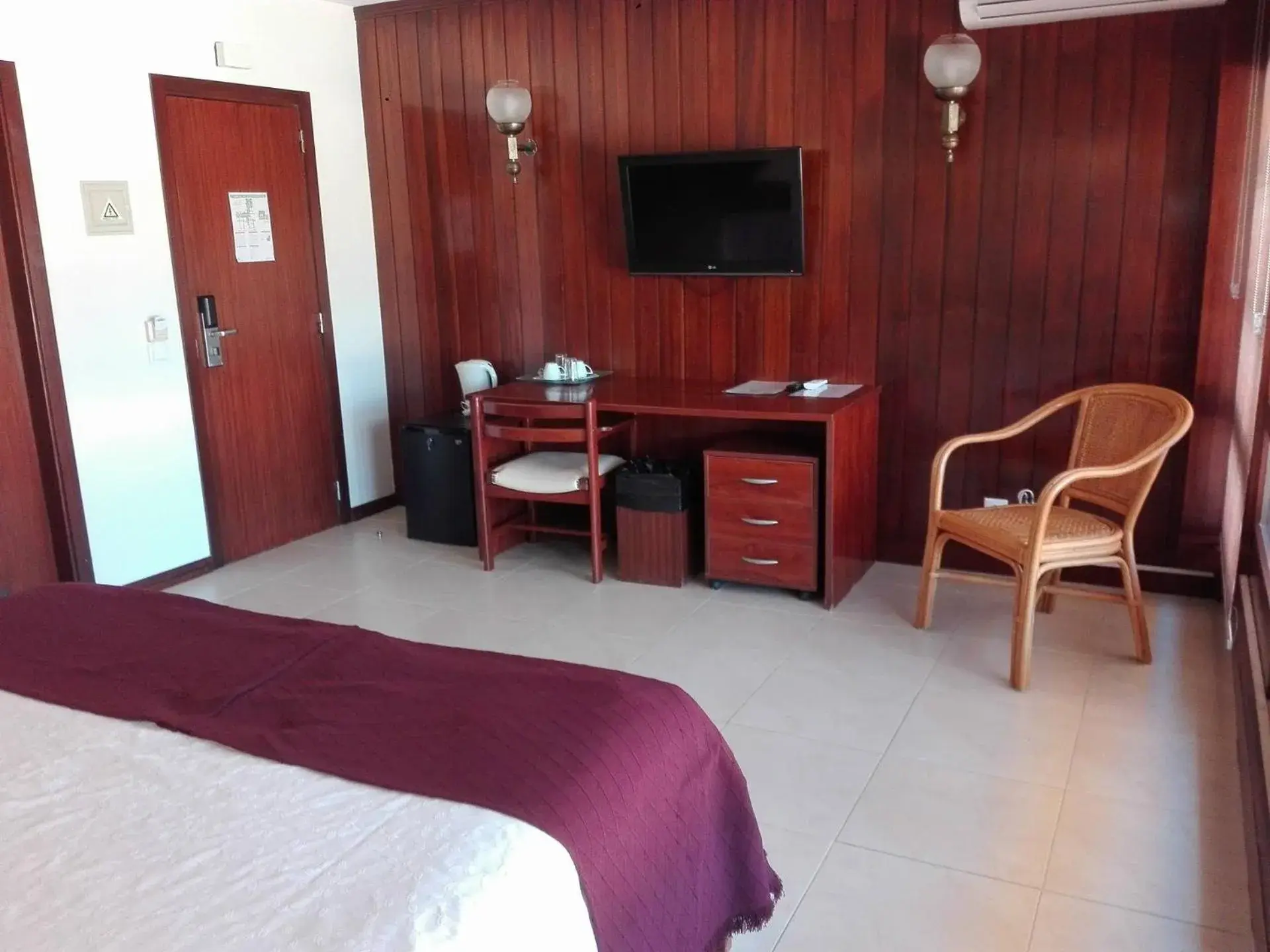 Bedroom, TV/Entertainment Center in Hotel Balaia Mar